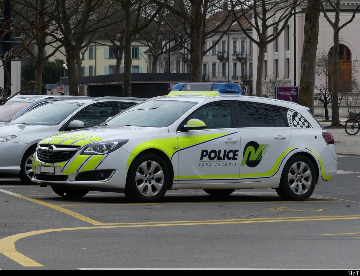 Opel Polizeiauto in Yverdon les Bains am 13.02.2021