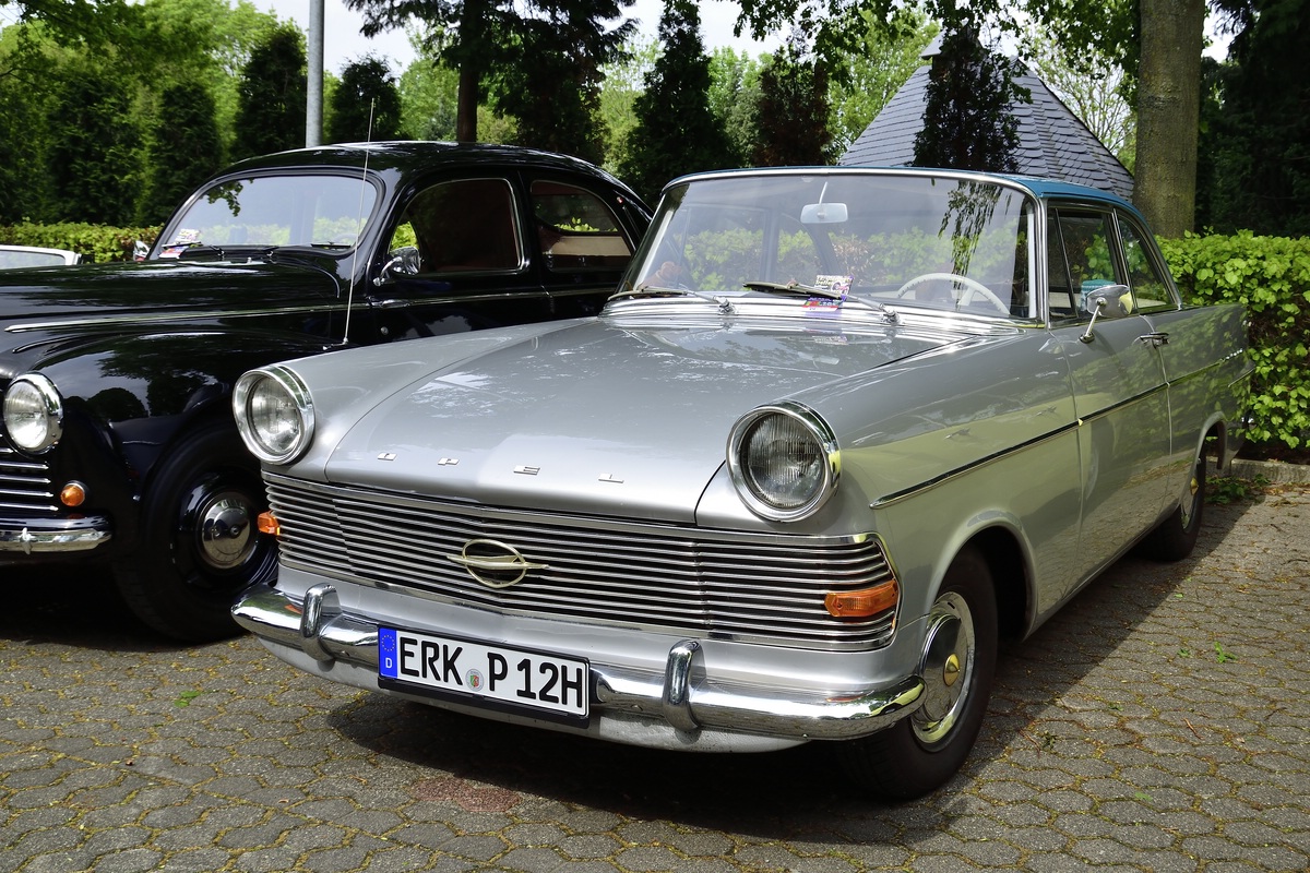 Opel Rekor P2 (1960 - 1963) „Frühlingserwachen“ der Oldtimer-Interessengemeinschaft Grenzland, am 1.5.2018. Geilenkirchener Sportpark Loherhof