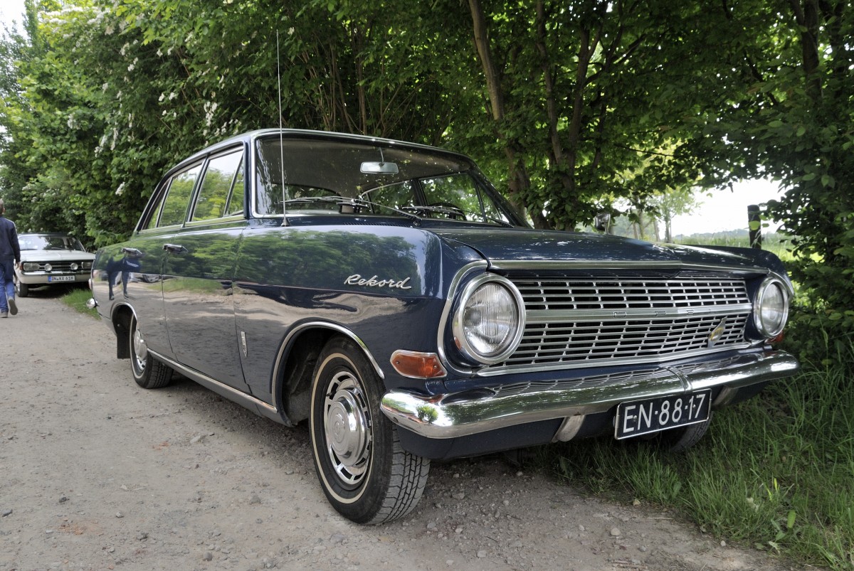 Opel Rekord (1963–1965). Hier in Schierwaldenrath  Schiene trift Strasse  am 24.Mai 2015