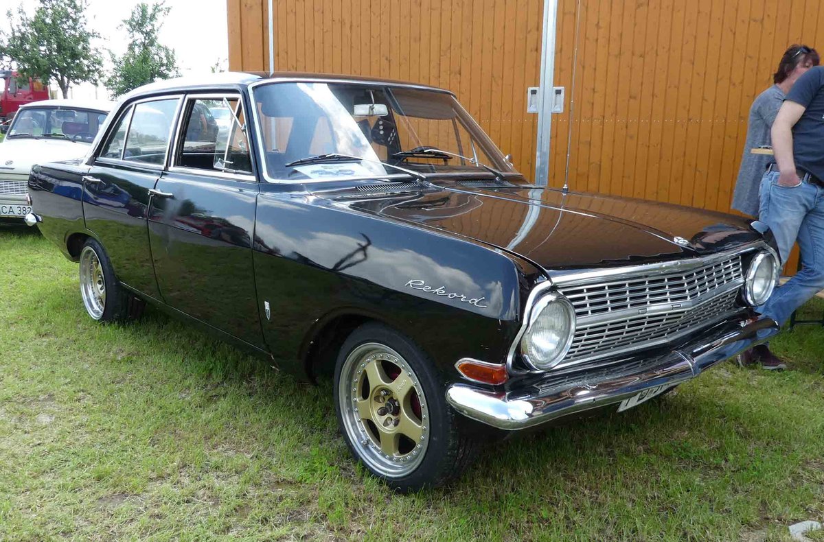 Opel Rekord A abgestellt bei der Oldtimerveranstaltung in Fulda-Harmerz im Juni 2016