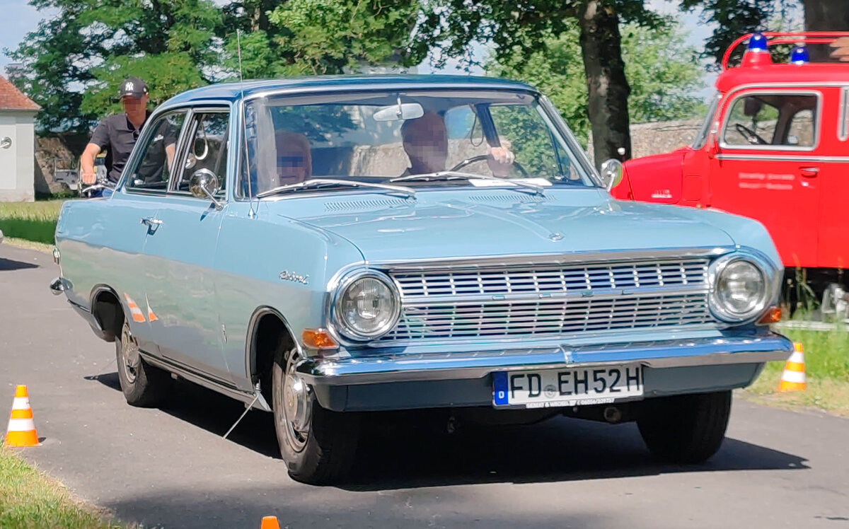 =Opel Rekord A auf dem Weg zur Oldtimerausstellung bei Schloss Fasanerie, 06-2025