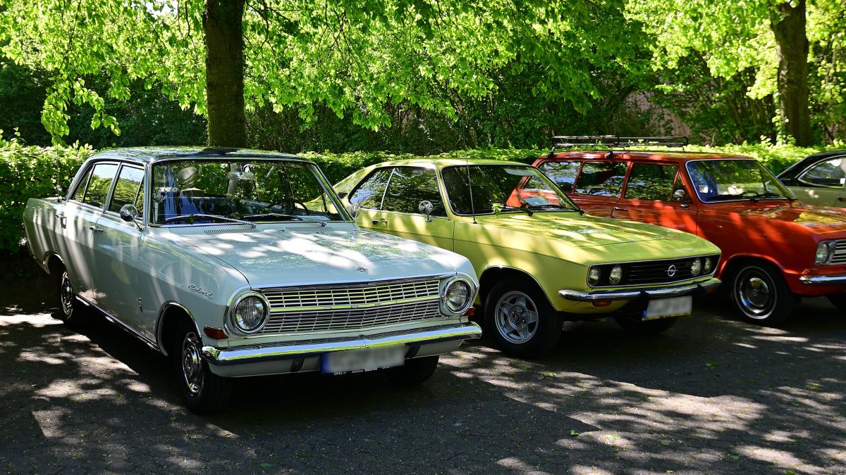 Opel Rekord A und Manta A, am 1.5.2026 auf dem Show / Ausstellungsgel�nde des Fr�hlingserwachen der Oldtimerfreunde Grenzland, Loherhof Geilenkirchen