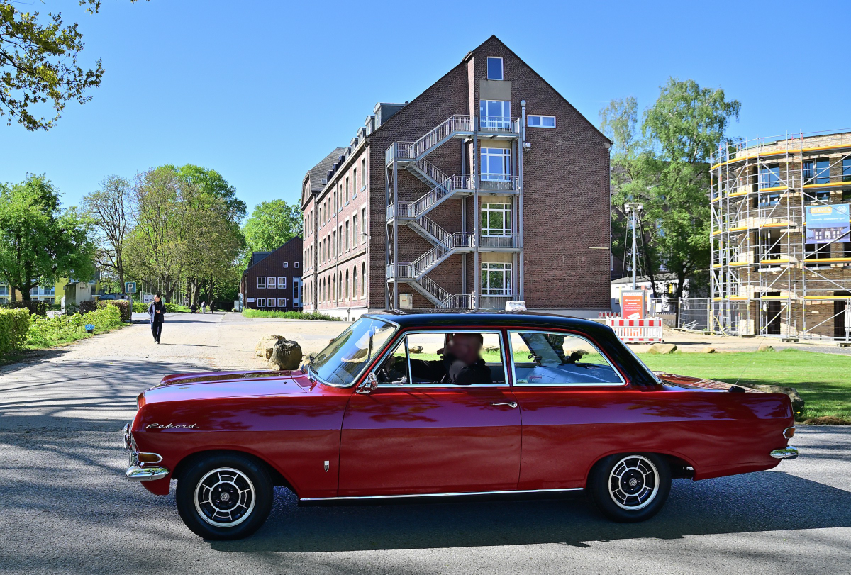 Opel Rekord A zweit�rige Limousine, am 1.5.2026 auf dem Weg zu Fr�hlingserwachen der Oldtimerfreunde Grenzland auf dem Loherhof in Geilenkirchen 
