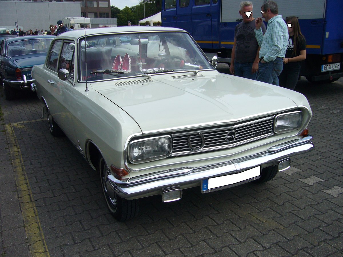Opel Rekord B. 1965 - 1966. Die Karosserie wurde mit einigen Retuschen vom bereits 1963 vorgestellten Rekord A übernommen. Neu waren allerdings die Vierzylinderreihenmotoren mit 1.5l, 1.7l und 1.9l Hubraum. Hier wurde eine 2-türige Limousine mit dem 1.7l Motor im Farbton chamonixweiß abgelichtet. Oldtimertreffen Nordsternpark Gelsenkirchen am 24.06.2018.