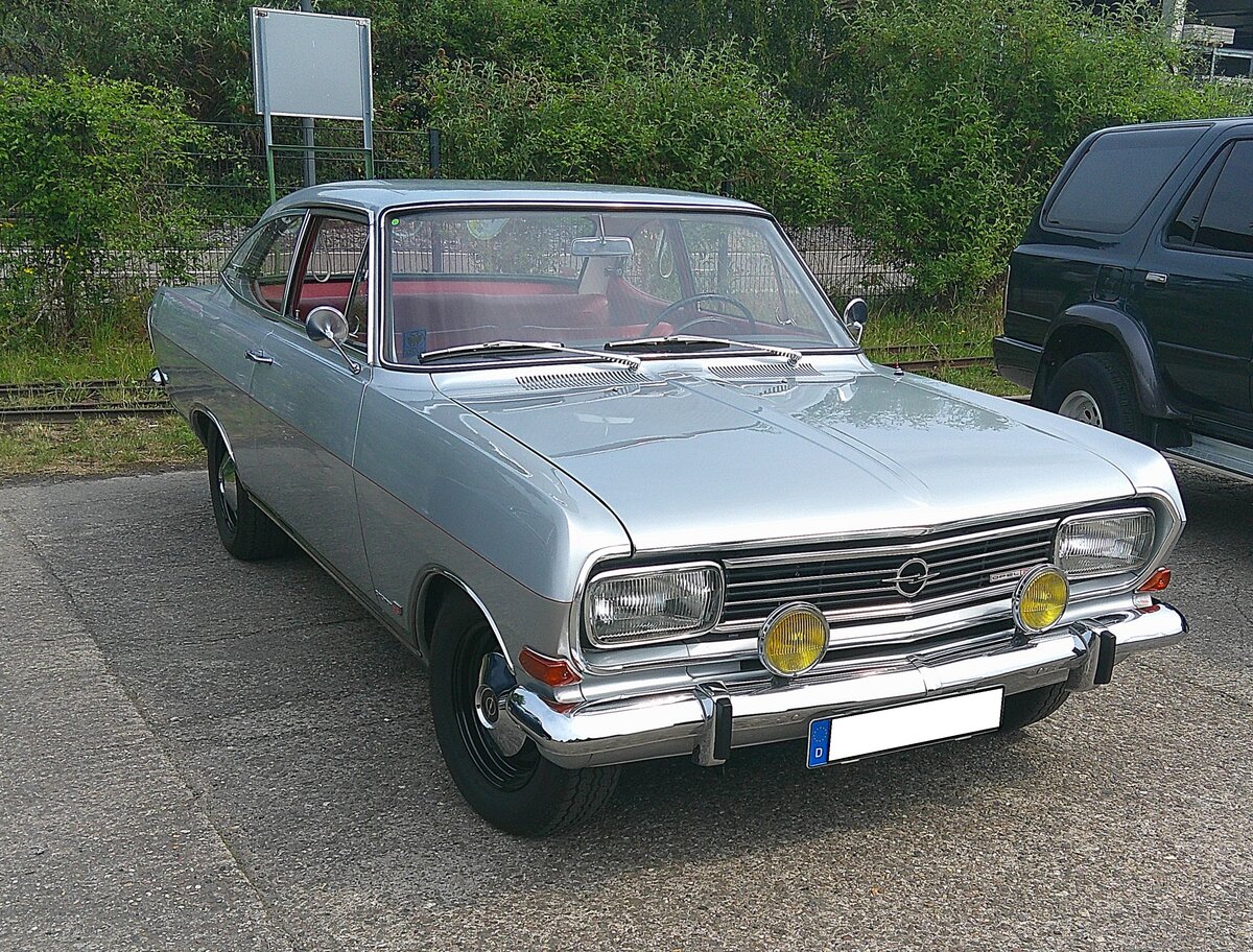 Opel Rekord B L6 2600 Coupe, nur gebaut in den Jahren 1965 und 1966. F�r ein solches Coupe musste man mindestens DM 9310,00 auf die Theke des Opel-H�ndlers legen und war das absolute Spitzenmodell im Opel Rekord Prospekt. Der Sechszylinderreihenmotor hat einen Hubraum von 2605 cm� und leistet 100 PS. Die H�chstgeschwindigkeit war bei diesem Coupe mit 168 km/h angegeben. Der Rekord B mit dem Sechszylindermotor verkaufte sich lediglich 3705 mal (Limousine und Coupe zusammen gerechnet). Das gezeigte Coupe ist im Farbton laplata silber lackiert und wurde 1965 erstmalig zugelassen. Besucherparkplatz der  Alten Dreherei  in M�lheim an der Ruhr am 31.05.2026.