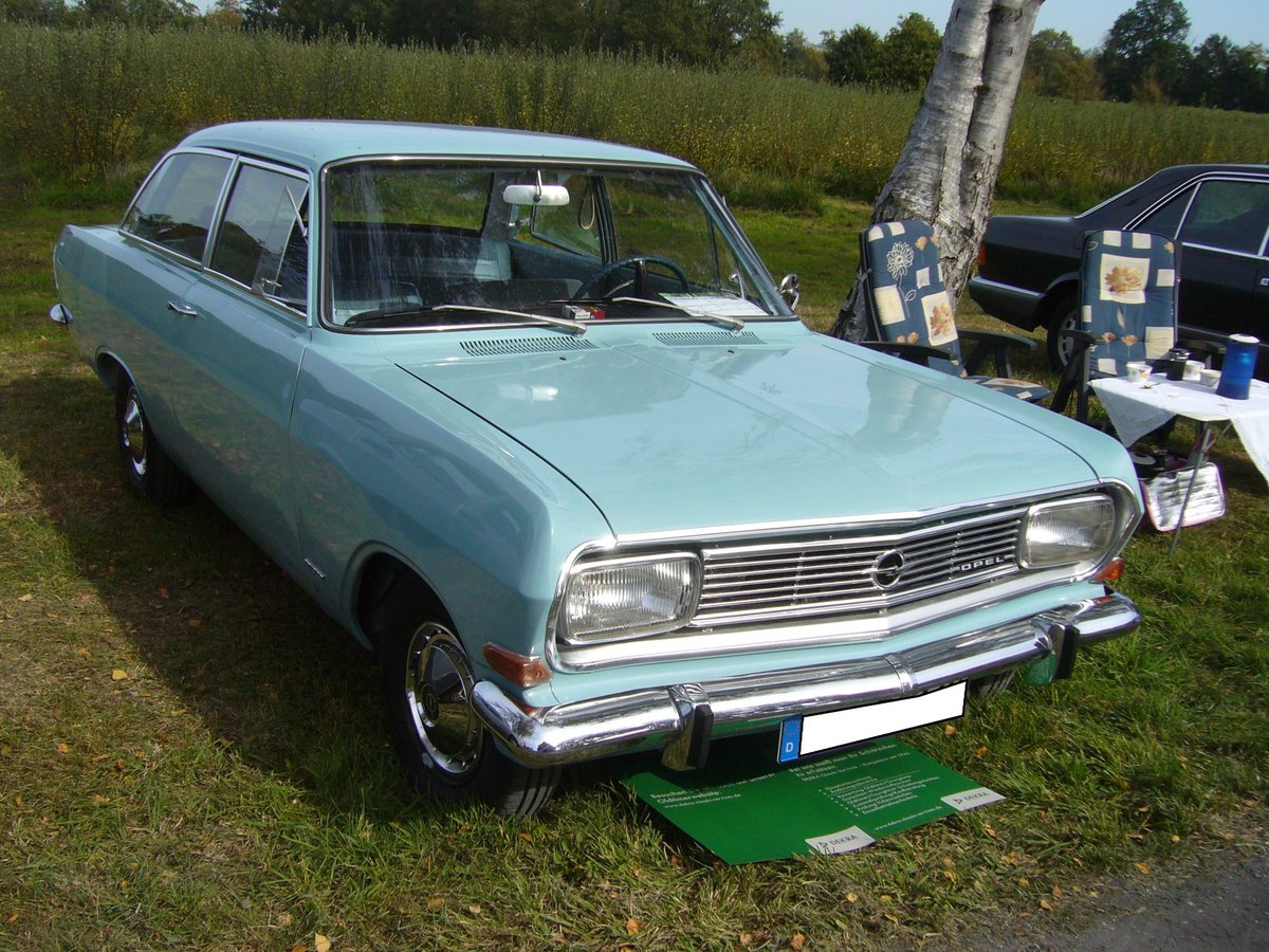 Opel Rekord B Limousine, gebaut von 1965 bis 1966. Der Rekord B war im Grunde ein facegelifteter Rekord A, in dem lediglich neu konstruierte Motoren verbaut wurden. Es standen drei Vierzylinderreihenmotoren zur Auswahl: 1.492 cm³ mit 60 PS, 1.698 cm³ mit 75 PS und 1.897 cm³ mit 90 PS. Der abgelichtete Rekord ist im Farbton horizontblau lackiert. Oldtimertreffen des Oldtimerclubs Schermbeck am 22.09.2019 in Lühlerheim.
