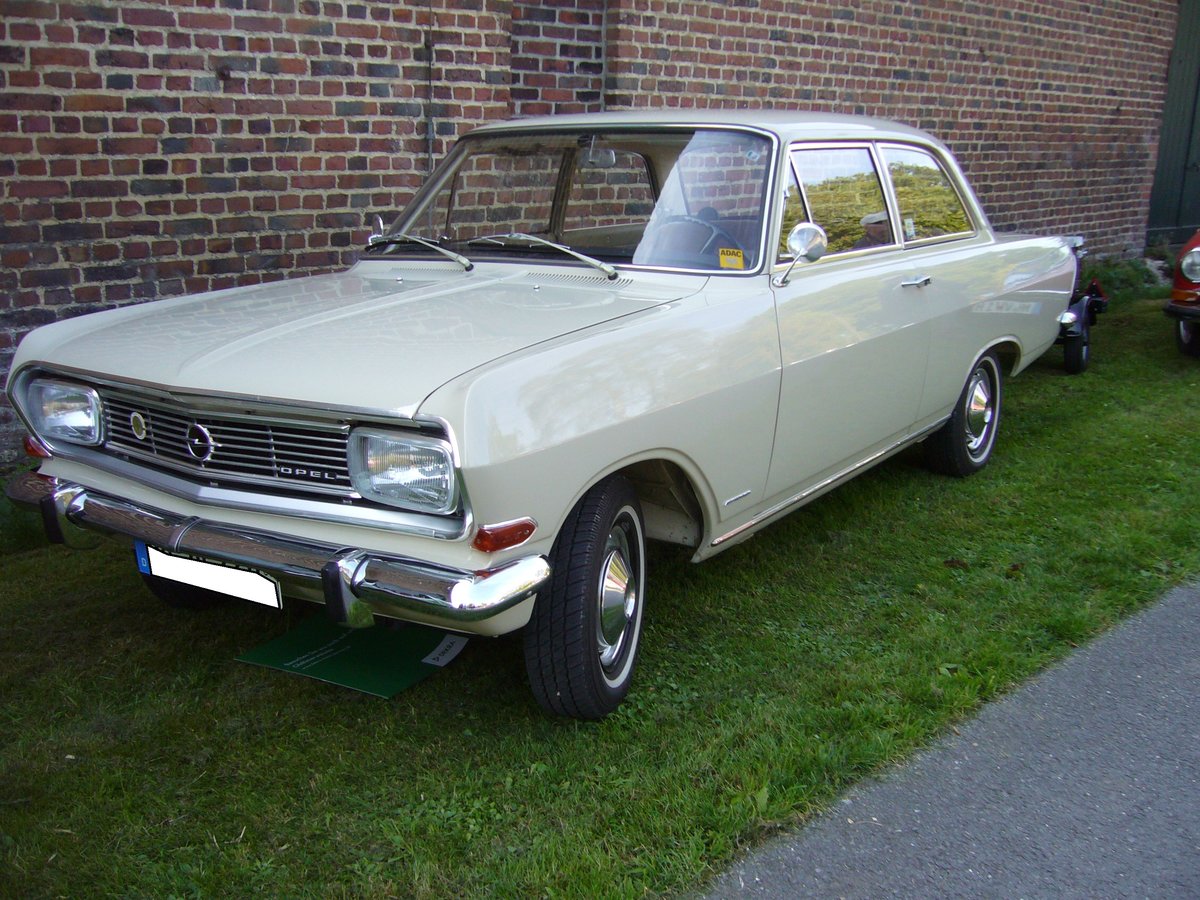 Opel Rekord B Limousine, gebaut von 1965 bis 1966. Der Rekord B war im Grunde ein facegelifteter Rekord A, in dem lediglich neu konstruierte Motoren verbaut wurden. Das Modell war als zwei- und viertürige Limousine, als Coupe, und dreitüriges Kombimodell namens CarAvan lieferbar. Der Kaufinteressent hatte drei Vierzylinderreihenmotoren zur Auswahl: 1.492 cm³ mit 60 PS, 1.698 cm³ mit 75 PS und 1.897 cm³ mit 90 PS. Der abgelichtete Rekord ist im Farbton chamonixweiß lackiert. Oldtimertreffen des Oldtimerclubs Schermbeck am 22.09.2019 in Lühlerheim.