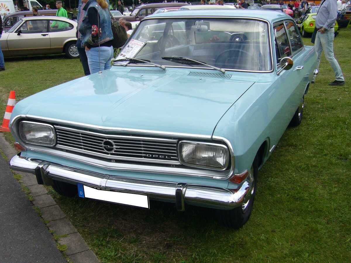 Opel Rekord B Limousine, gebaut von 1965 bis 1966. Der Rekord B war im Grunde ein facegelifteter Rekord A, in dem lediglich neu konstruierte Motoren verbaut wurden. Das Modell war als zwei- und viertürige Limousine, als Coupe, und dreitüriges Kombimodell namens CarAvan lieferbar. Der Kaufinteressent hatte drei Vierzylinderreihenmotoren zur Auswahl: 1.492 cm³ mit 60 PS, 1.698 cm³ mit 75 PS und 1.897 cm³ mit 90 PS. Der abgelichtete Rekord ist im Farbton horizontblau lackiert. Oldtimertreffen an der Dreieckswiese in Duisburg am 01.08.2021.