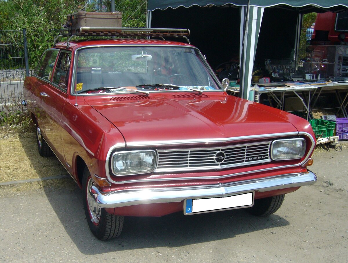 Opel Rekord B Limousine, gebaut von 1965 bis 1966. Der Rekord B war im Grunde ein facegelifteter Rekord A, in dem lediglich neu konstruierte Motoren verbaut wurden. Das Modell war als zwei- und viertürige Limousine, als Coupe, und dreitüriges Kombimodell namens CarAvan lieferbar. Der Kaufinteressent hatte drei Vierzylinderreihenmotoren zur Auswahl: 1.492 cm³ mit 60 PS, 1.698 cm³ mit 75 PS und 1.897 cm³ mit 90 PS. Der abgelichtete Rekord in der Karosserieversion zweitürige Limousine aus dem Jahr 1966 ist im Farbton granadarot lackiert. Oldtimertreffen an der  Alten Dreherei  in Mülheim an der Ruhr am 18.06.2023.