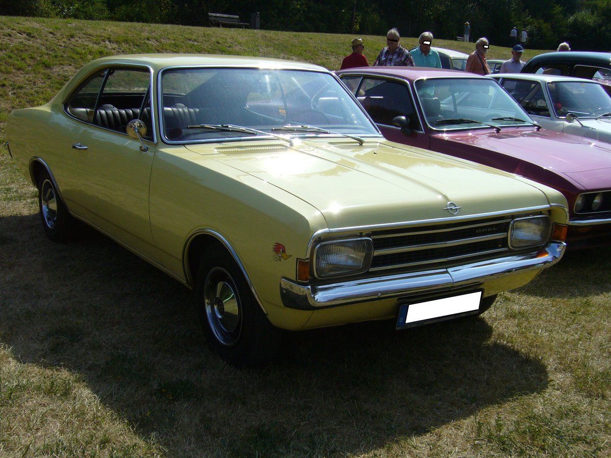 Opel Rekord C Coupe, gebaut von 1966 bis 1971. Hier wurde ein Coupe in der Ausführung 1900L abgelichtet. Der Vierzylinderreihenmotor hat einen Hubraum von 1897 cm³ und leistet 90 PS. Oldtimertreffen Zeche Hannover in Herne am 22.07.2018.