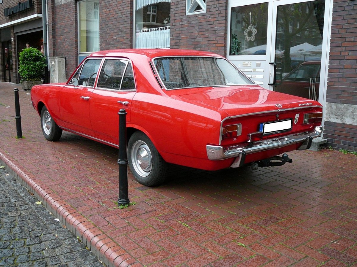 Opel Rekord C in der Karosserieversion Limousine viertürig, produziert von 1966 bis 1971. Der Rekord C konnte als 1.5l, 1.7l und 1.9l mit einem Vierzylinderreihenmotor geordert werden. Außerdem konnte der Kunde auch einen 2.2l Sechszylinderreihenmotor ordern. Insgesamt wurden von dieser Baureihe, alle Karosserievarianten zusammen genommen, 1.276.681 Einheiten produziert. Der abgelichtete Rekord ist im Farbton granadarot lackiert. Oldtimertreffen in Bottrop im Juni 2015. 