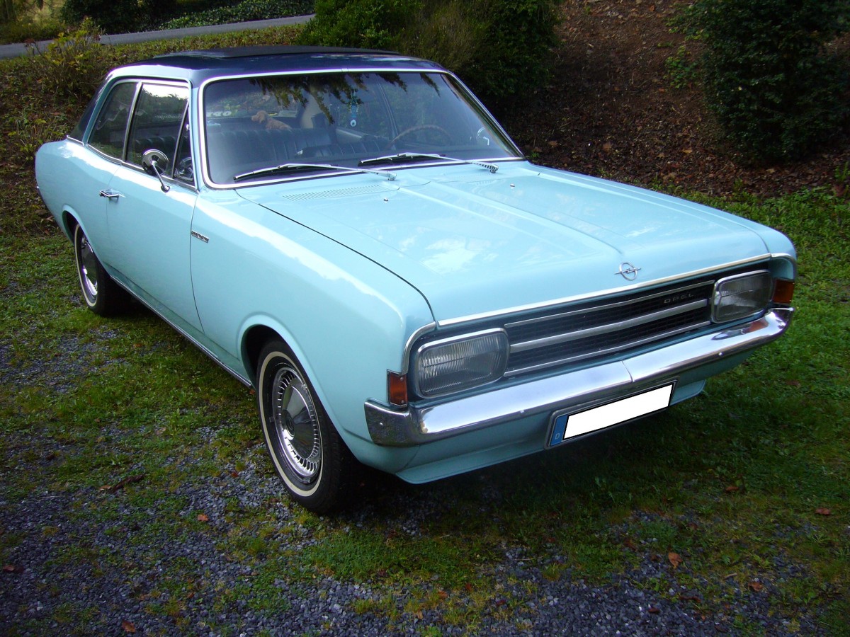 Opel Rekord C Limousine 2-türig. 1966 - 1971. Der Rekord C konnte als 1.5l, 1.7l und 1.9l mit einem 4-Zylinderreihenmotor geordert werden. Außerdem konnte der Kunde auch einen 2.2l 6-Zylinderreihenmotor ordern. Insgesamt wurden von dieser Baureihe in allen Karosserievarianten 1276681 Einheiten produziert. Oldtimertreffen am Schwarzwaldhaus im Neandertal am 12.10.2014.