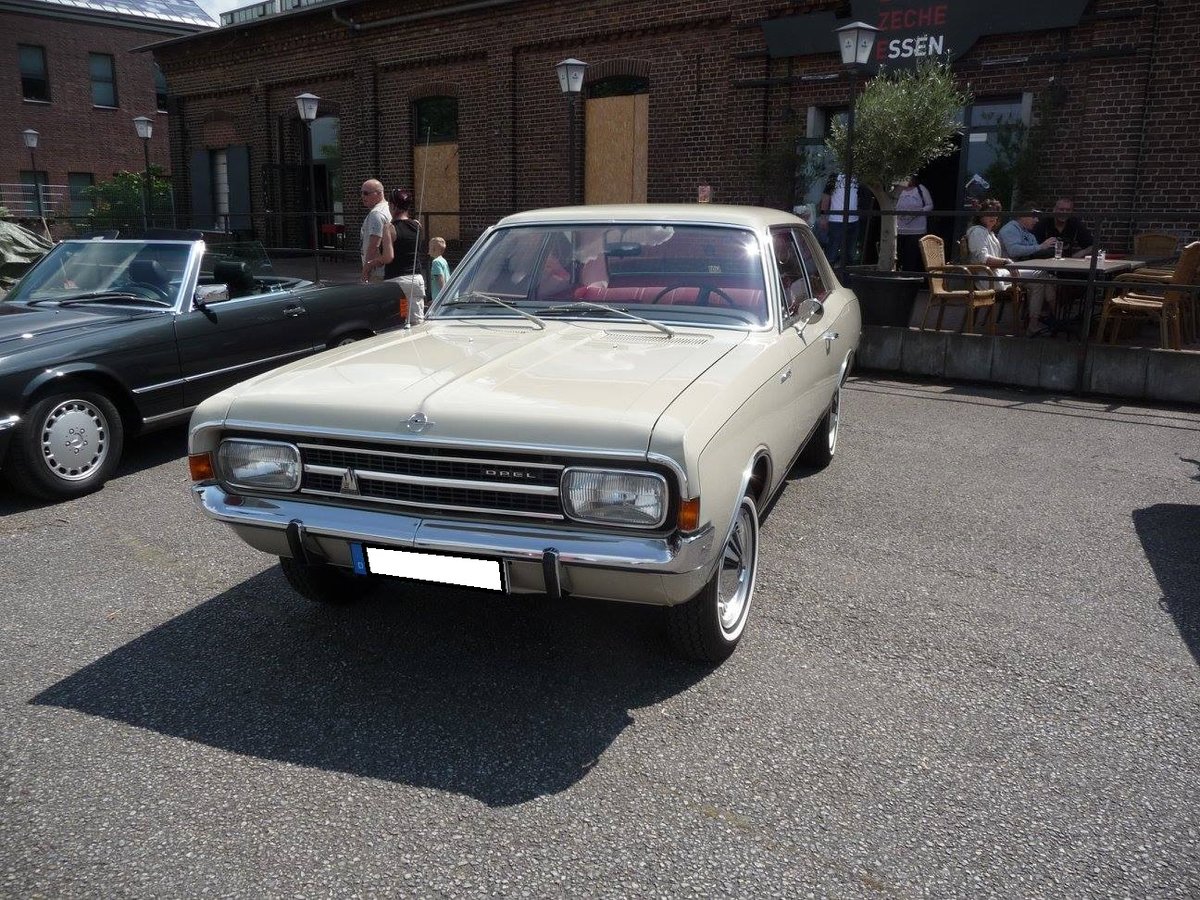 Opel Rekord C Limousine zweitürig, produziert von 1966 bis 1971. Der Rekord C konnte als 1.5l, 1.7l und 1.9l mit einem Vierzylinderreihenmotor geordert werden. Außerdem konnte der Kunde auch einen 2.2l Sechszylinderreihenmotor ordern. Insgesamt wurden von dieser Baureihe in allen Karosserievarianten 1276681 Einheiten produziert. Der abgelichtete Rekord stammt aus dem Modelljahr 1970. Oldtimertreffen an der Essener Eventzeche zu Pfingsten 2017.