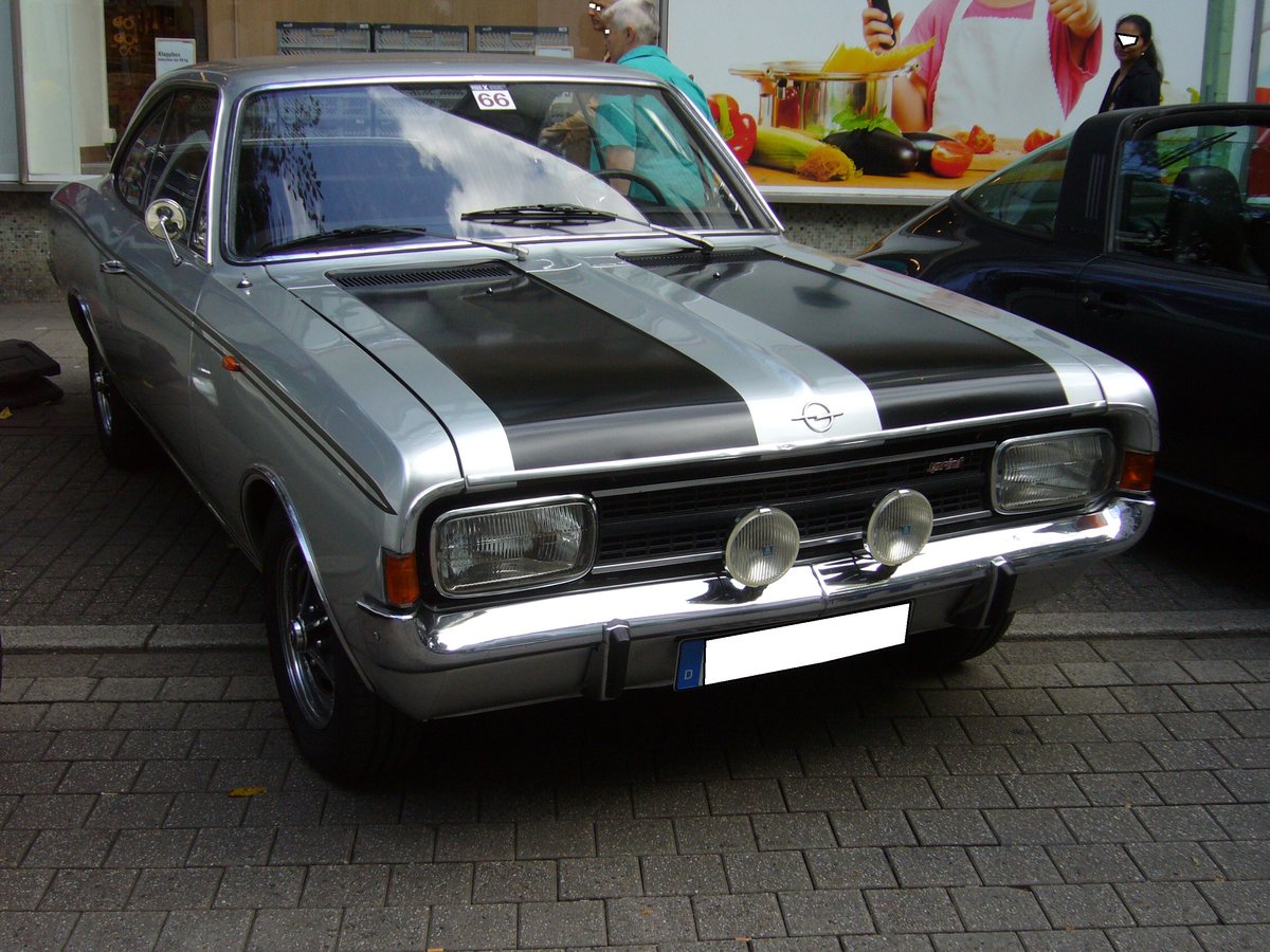 Opel Rekord C Sprint Coupe. 1967 - 1971. Der Rekord C erschien 1966 in den Karosserieversionen zwei- und viertürige Limousine, drei- und fünftüriger CarAvan und als Coupe. Analog zum sich sehr gut verkaufenden Rallye Kadett boten die Rüsselsheimer ab Ende des Jahres 1967 den Rekord C Sprint an. Das Modell war besonders sportlich aufgemacht und war als Limousine und Coupe lieferbar. Über 90% der verkauften Sprint-Modelle waren allerdings Coupes. Ein solches Sprint Coupe war ab DM 9775,00 zu haben. Der Vierzylinderreihenmotor hat einen Hubraum von 1897 cm³ und leistet 106 PS. Die Mehrleistung von 16 PS gegenüber dem  normalen  1900´er Rekord wurde durch zwei 40´er Weber Vergaser erzielt. 10. Dukes of Downtown am 01.09.2018 in Essen-Rüttenscheid.