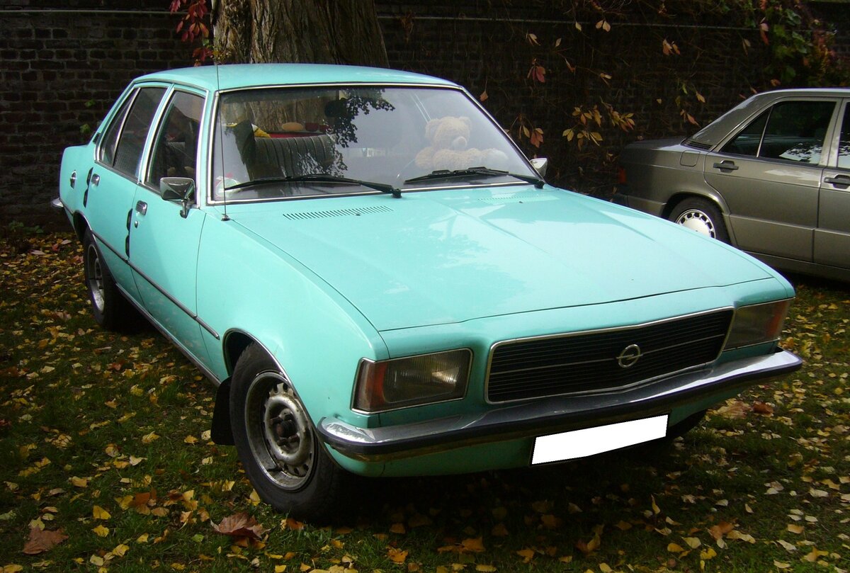 Opel Rekord D als viertürige Limousine, gebaut von 1972 bis 1977. Den Rekord D gab es als zwei- und viertürige Limousine, als zweitüriges Coupe und als Kombimodell CarAvan. Als das Modell am 19.01.1972 vorgestellt wurde, fand er sofort enormen Anklang und erreichte vorher nie erreichte Verkaufszahlen. Motorisiert war der Rekord D mit einem Vierzylinderreihenmotor, der wahlweise mit 1.7l, 1.9l und ab 1975 auch mit einem 2.0l geordert werden konnte. Der abgelichtete Rekord ist mit dem 1.9l Motor ausgerüstet. Oldtimertreffen am Theater an der Niebu(h)rg in Oberhausen am 23.10.2022.