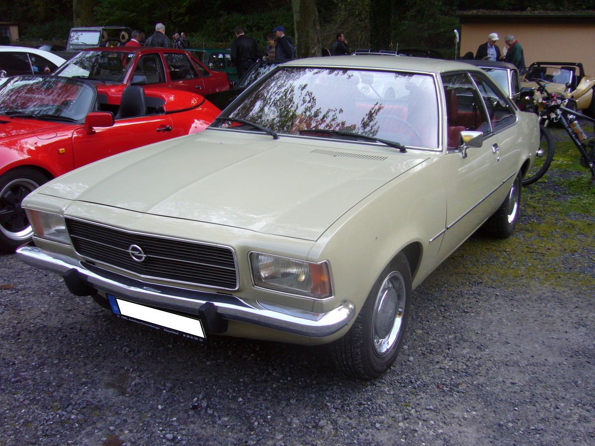 Opel Rekord D Coupe. 1972 - 1977. Bei seiner Vorstellung war der Wagen mit einem 1.7l und einem 1.9l Motor lieferbar. Von den 1128196 produzierten Rekord D entfielen 73987 auf die Coupeversion. Oldtimertreffen am Schwarzwaldhaus im Neandertal am 12.10.2014. 