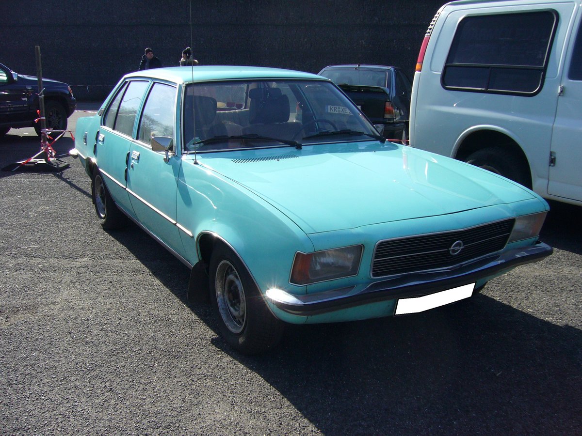 Opel Rekord D Limousine. 1972 - 1977. Das Modell war als zwei- und viertürige Limousine, drei- und fünftüriges Kombimodell namens CarAvan und als zweitüriges Coupe lieferbar. Oldtimertreffen an Mo´s Bikertreff in Krefeld am 25.02.2018.