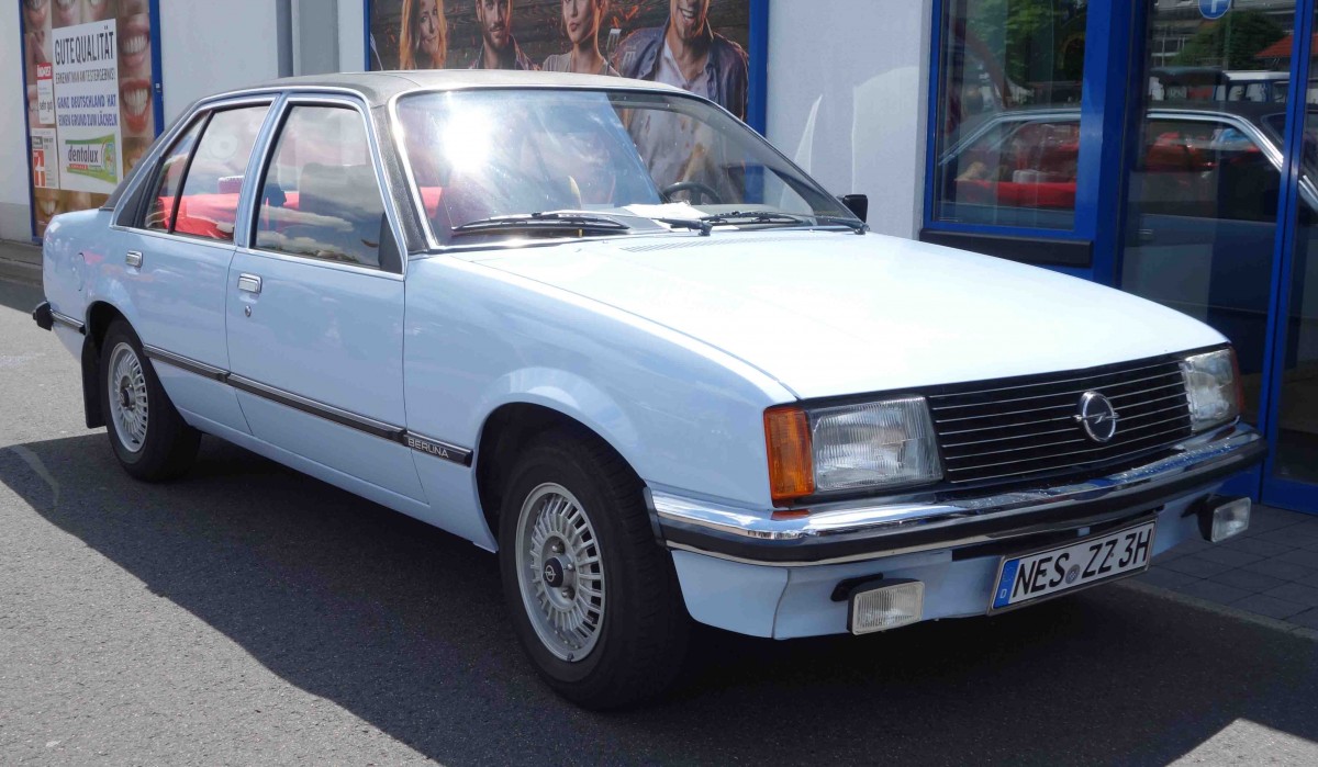 Opel Rekord E Berlina, gesehen bei der Oldtimerausstellung der  Alten Zylinder  Hilders im Juni 2015