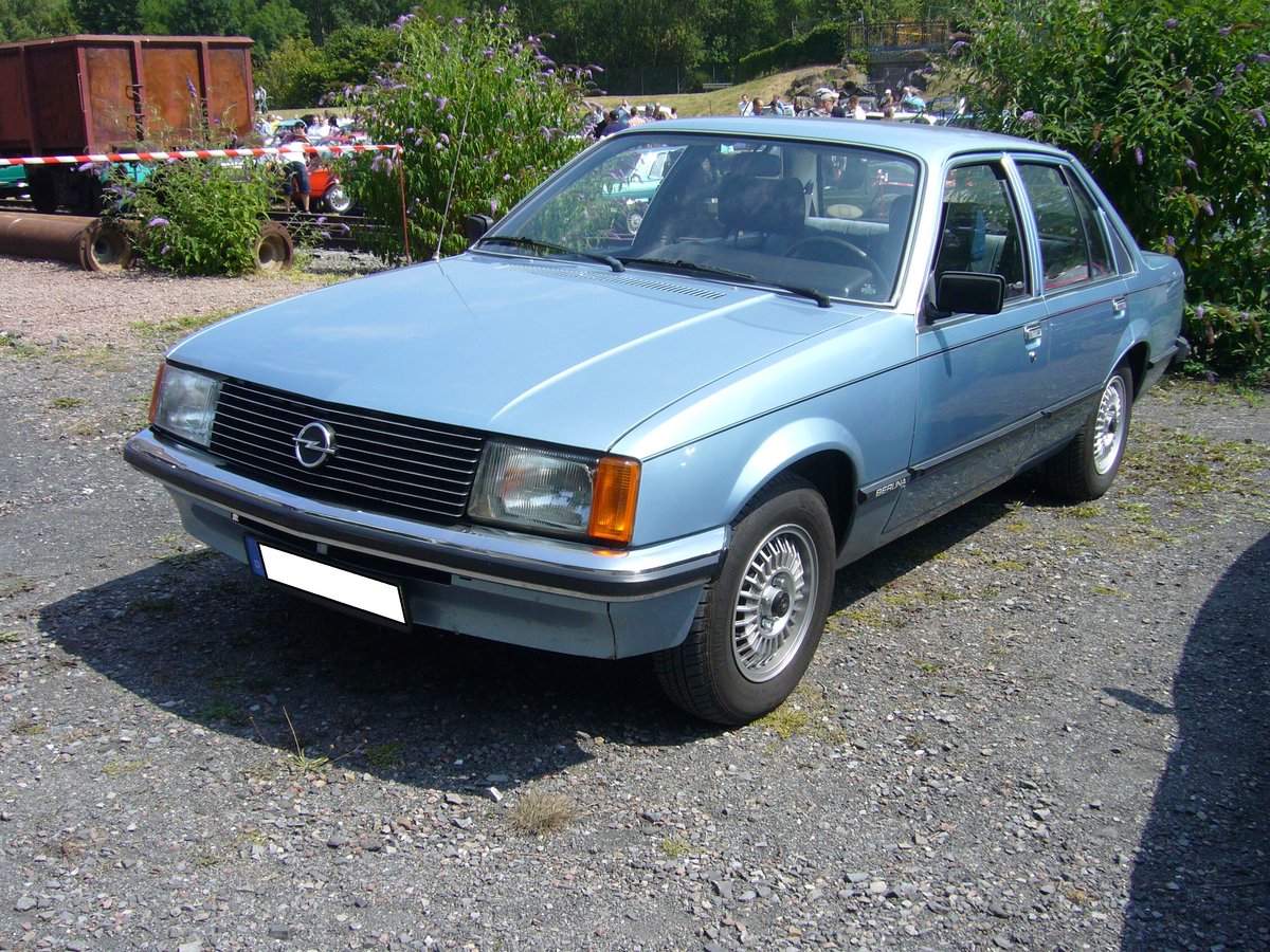 Opel Rekord E1 als viertürige Limousine in der luxuriösen Berlina-Ausstattung. 1977 - 1982. Der abgelichtete Rekord ist mit einem Vierzylinderreihenmotor ausgerüstet, der aus einem Hubraum von 1979 cm³ 100 PS leistet. Oldtimertreffen Zeche Hannover in Herne am 22.07.2018.