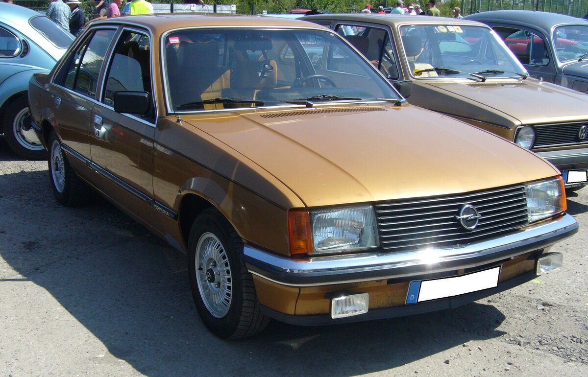 Opel Rekord E1 als viertürige Limousine in der luxuriösen Berlina-Ausstattung und lackiert im Farbton bernsteingold. Gebaut wurde der Rekord E1 von 1977 bis 1982. Der abgelichtete Rekord ist mit dem stärksten, damals lieferbaren Motor, dem so genannten 2.0E ausgerüstet. Dieser Vierzylinderreihenmotor hat einen Hubraum von 1979 cm³ und leistet 110 PS. Die Höchstgeschwindigkeit gab das Rüsselsheimer Opel-Werk mit 176 km/h an. Oldtimertreffen an der  Alten Dreherei  in Mülheim an der Ruhr am 17.06.2023.