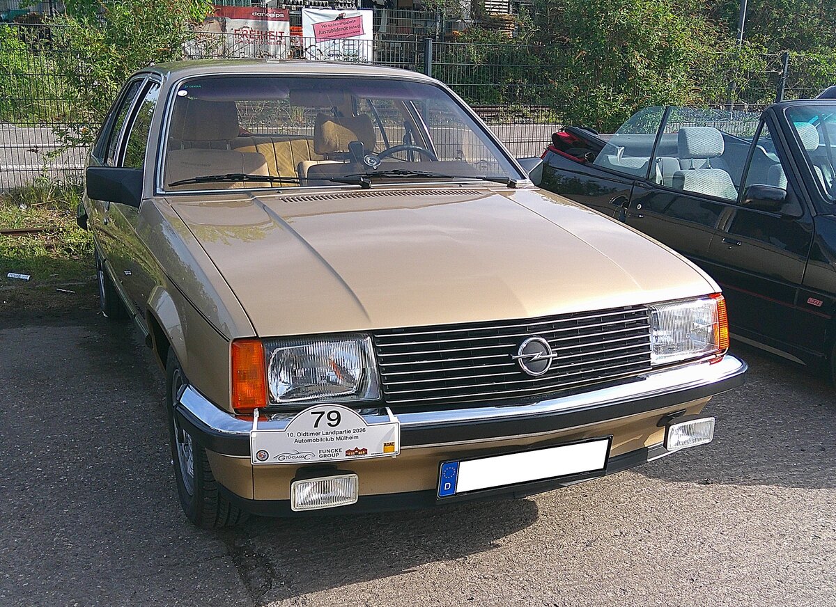 Opel Rekord E1 als viert�rige Limousine in der luxuri�sen Berlina-Ausstattung und lackiert im Farbton gazellenbeigemetallic. Gebaut wurde der Rekord E1 von 1977 bis 1982. Der abgelichtete Rekord ist mit dem st�rksten, damals lieferbaren Motor, dem so genannten 2.0E ausger�stet. Dieser Vierzylinderreihenmotor hat einen Hubraum von 1979 cm� und leistet 110 PS. Die H�chstgeschwindigkeit gab das R�sselsheimer Opel-Werk mit 176 km/h an. Sammelplatz zur Landpartie des AMC M�lheim/Ruhr am 03.10.2026.