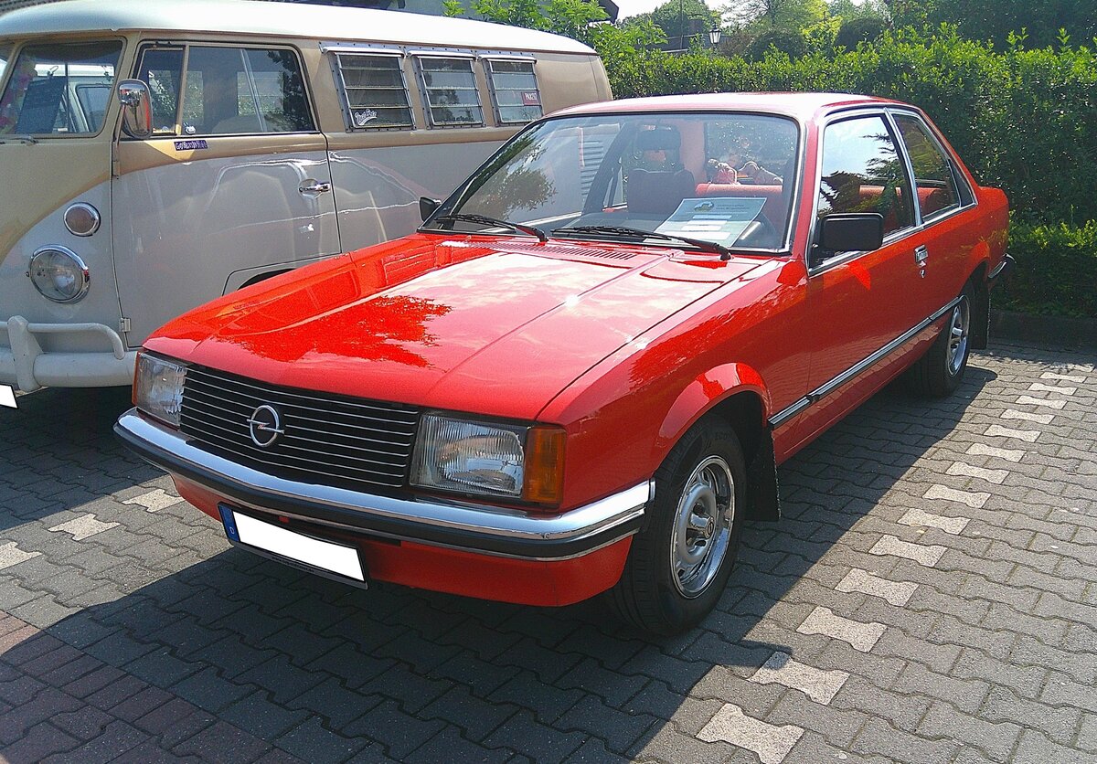 Opel Rekord E1 in der Karosserieversion zweit�rige Limousine in der Luxus genannten Basisversion. Dieser Rekord d�rfte im Farbton flamencorot lackiert sein. Gebaut wurde der Rekord E1 von 1977 bis 1982. Der abgelichtete Rekord ist mit dem zweitst�rksten, damals lieferbaren Motor, dem 2.0S, ausger�stet. Dieser Vierzylinderreihenmotor hat einen Hubraum von 1979 cm� und leistet genau 100 PS. Die H�chstgeschwindigkeit gab man in R�sselsheim mit 173 km/h an. Oldtimertreffen Essen-Burgaltendorf am 10.05.2026.