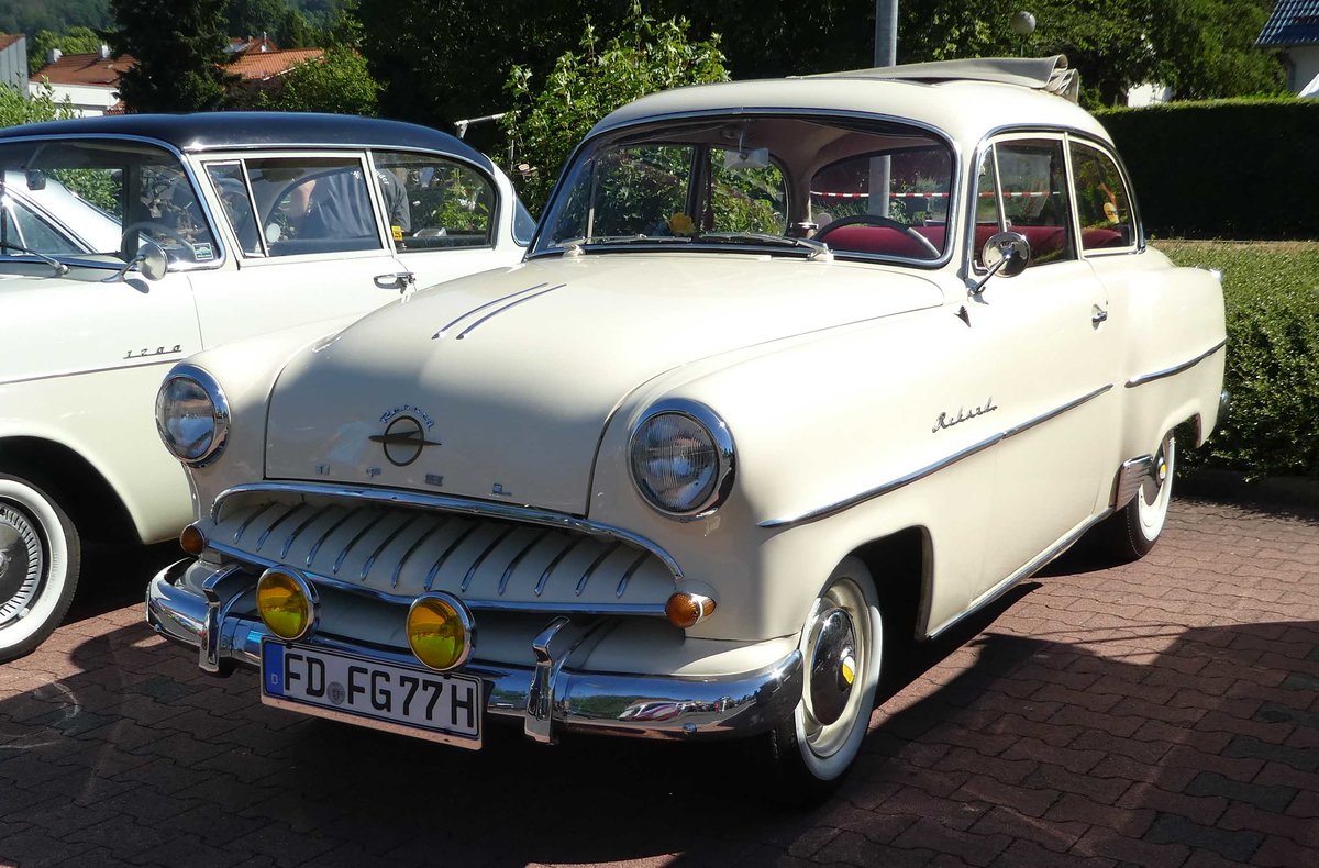 =Opel Rekord, gesehen bei der Oldtimerveranstaltung der  Alten Zylinder  in Hilders, Juni 2019