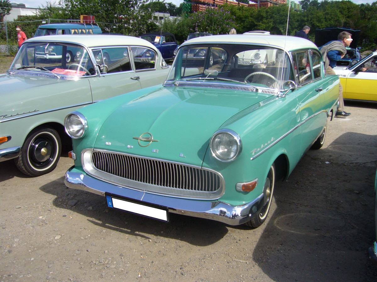Opel Rekord P1. 1958 - 1960. Während seiner 35-monatigen Produktionszeit baute Opel 384692 Limousinen, 109282 CarAvan und 15136 Kastenlieferwagen dieses Typs. Motorisiert war der P1 mit einem 4-Zylinderreihenmotor mit 45 PS aus 1488 cm³ Hubraum. Gegen einen Aufpreis von DM 75,00 konnte man einen 1.7l Motor mit 55 PS ordern. Da der P1 auch in die USA exportiert wurde, erhielt er häufig den Spitznamen  Bauern-Buick . Oldtimertreffen  Alte Dreherei  in Mülheim an der Ruhr am 22.06.2014.
