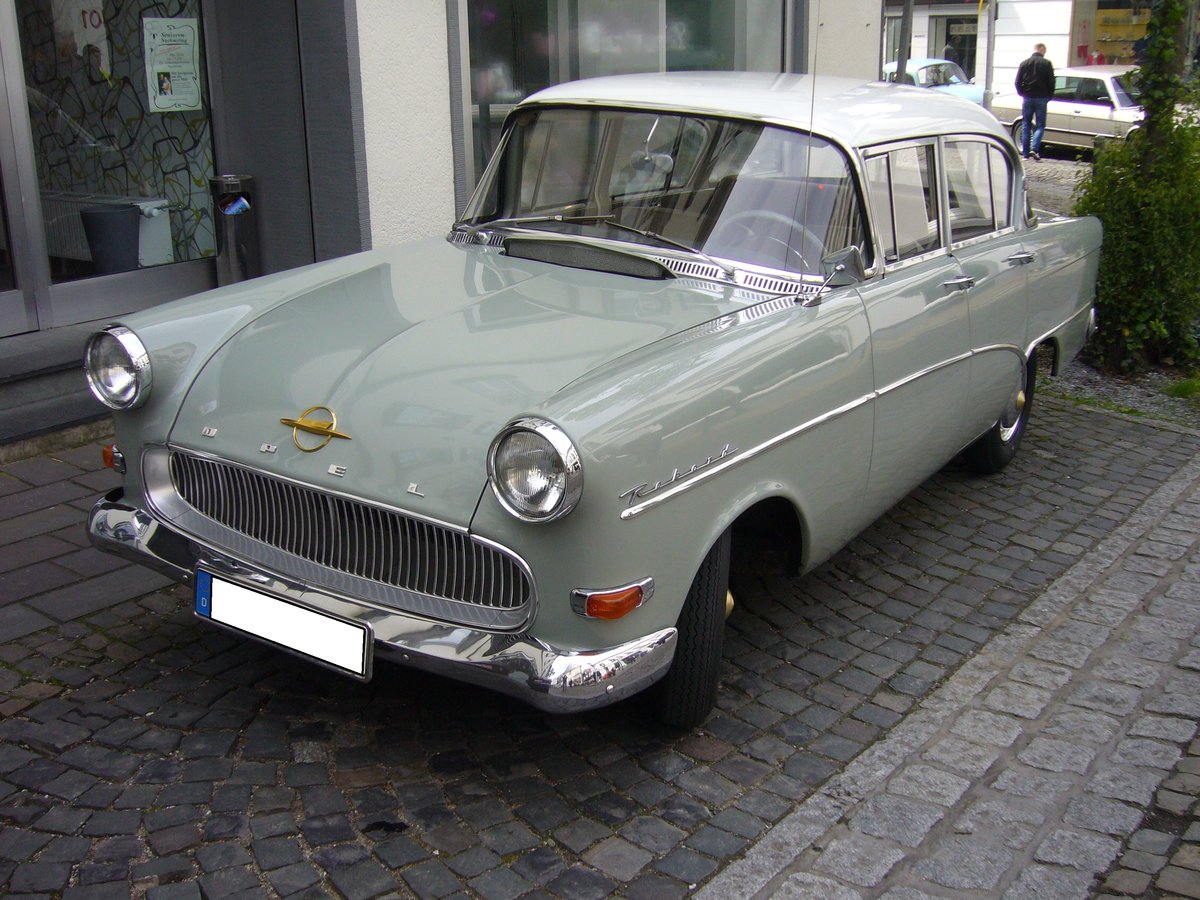 Opel Rekord P1 als viertürige Limousine, gebaut von 1958 bis 1960. Während seiner 
35-monatigen Produktionszeit, baute Opel 384692 Limousinen, 109282 CarAvan und 15136 Kastenlieferwagen dieses Typs. Motorisiert war der P1 mit einem 4-Zylinderreihenmotor mit 45 PS aus 1488 cm³ Hubraum. Gegen einen Aufpreis von DM 75,00 konnte man einen 1.7l Motor mit 55 PS ordern. Da der P1 auch in die USA exportiert wurde, erhielt er häufig den Spitznamen  Bauern-Buick . Oldtimertreffen Essen-Kettwig am 01.05.2018.