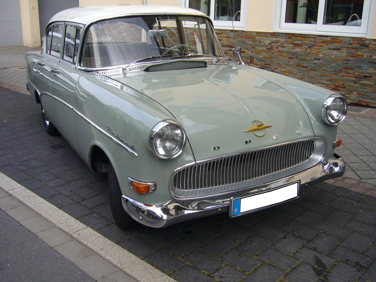 Opel Rekord P1 als viertürige Limousine, gebaut von 1958 bis 1960. Während seiner 35-monatigen Produktionszeit, baute Opel 384.692 Limousinen, 109.282 CarAvan und 15.136 Kastenlieferwagen dieses Typs. Motorisiert war der P1 mit einem Vierzylinderreihenmotor mit 45 PS aus 1488 cm³ Hubraum. Gegen einen Aufpreis von DM 75,00 konnte man einen 1.7l Motor (1680 cm³) mit 55 PS ordern. Da der P1 auch in die USA exportiert wurde und dort über das Buick-Händlernetz vertrieben wurde, erhielt er häufig den Spitznamen  Bauern-Buick . Oldtimertreffen in Heiligenhaus am 12.09.2021.