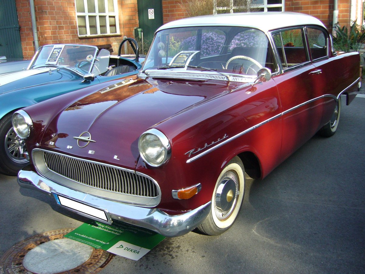 Opel Rekord P1 als zweitürige Limousine, gebaut von 1957 bis 1960. Während seiner 35-monatigen Produktionszeit, baute Opel 384.692 Limousinen, 109.282 CarAvan und 15.136 Kastenlieferwagen dieses Typs. Motorisiert war der P1 mit einem Vierzylinderreihenmotor mit einer Leistung von 45 PS aus einem Hubraum von 1488 cm³. Gegen einen Aufpreis von DM 75,00, konnte man einen 1.7l Motor mit 55 PS ordern. Da der P1 auch in die USA exportiert, und dort über das Buick-Händlernetz angeboten wurde, erhielt er im Volksmund den Spitznamen  Bauern-Buick . Der gezeigte P1 stammt aus dem ersten Produktionsjahr 1957. Oldtimertreffen des Oldtimerclubs Schermbeck am 22.09.2019 in Lühlerheim.