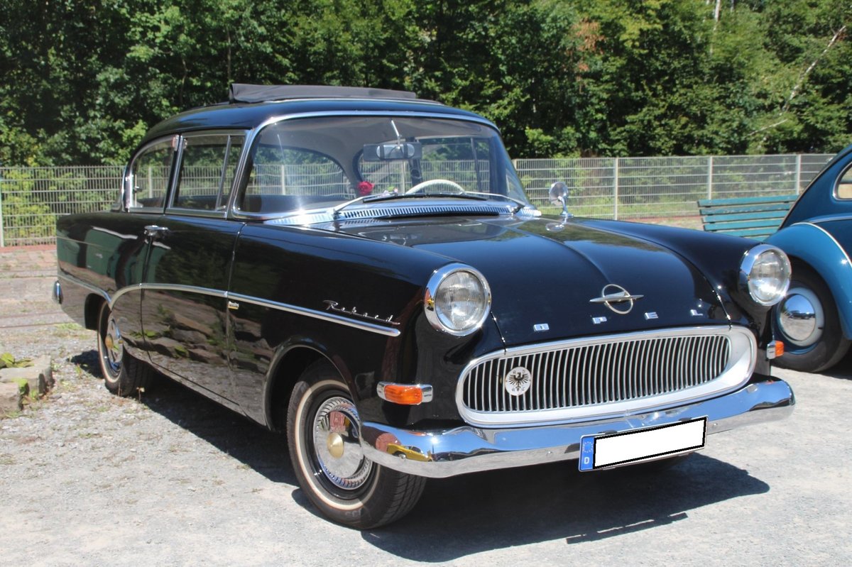 Opel Rekord P1 als zweitürige Limousine, gebaut von 1957 bis 1960. Während seiner fünfunddreißigmonatigen Produktionszeit, baute Opel 384.692 Limousinen, 109.282 CarAvan und 15.136 Kastenlieferwagen dieses Typs. Motorisiert war der P1 mit einem Vierzylinderreihenmotor mit einer Leistung von 45 PS aus einem Hubraum von 1488 cm³. Gegen einen Aufpreis von DM 75,00, konnte man einen 1.7l Motor mit 55 PS ordern. Da der P1 auch in die USA exportiert, und dort über das Buick-Händlernetz angeboten wurde, erhielt er im Volksmund den Spitznamen  Bauern-Buick . Der gezeigte P1 stammt aus dem letzten Produktionsjahr 1960. Oldtimertreffen Muttental/Witten im Jahr 2018.