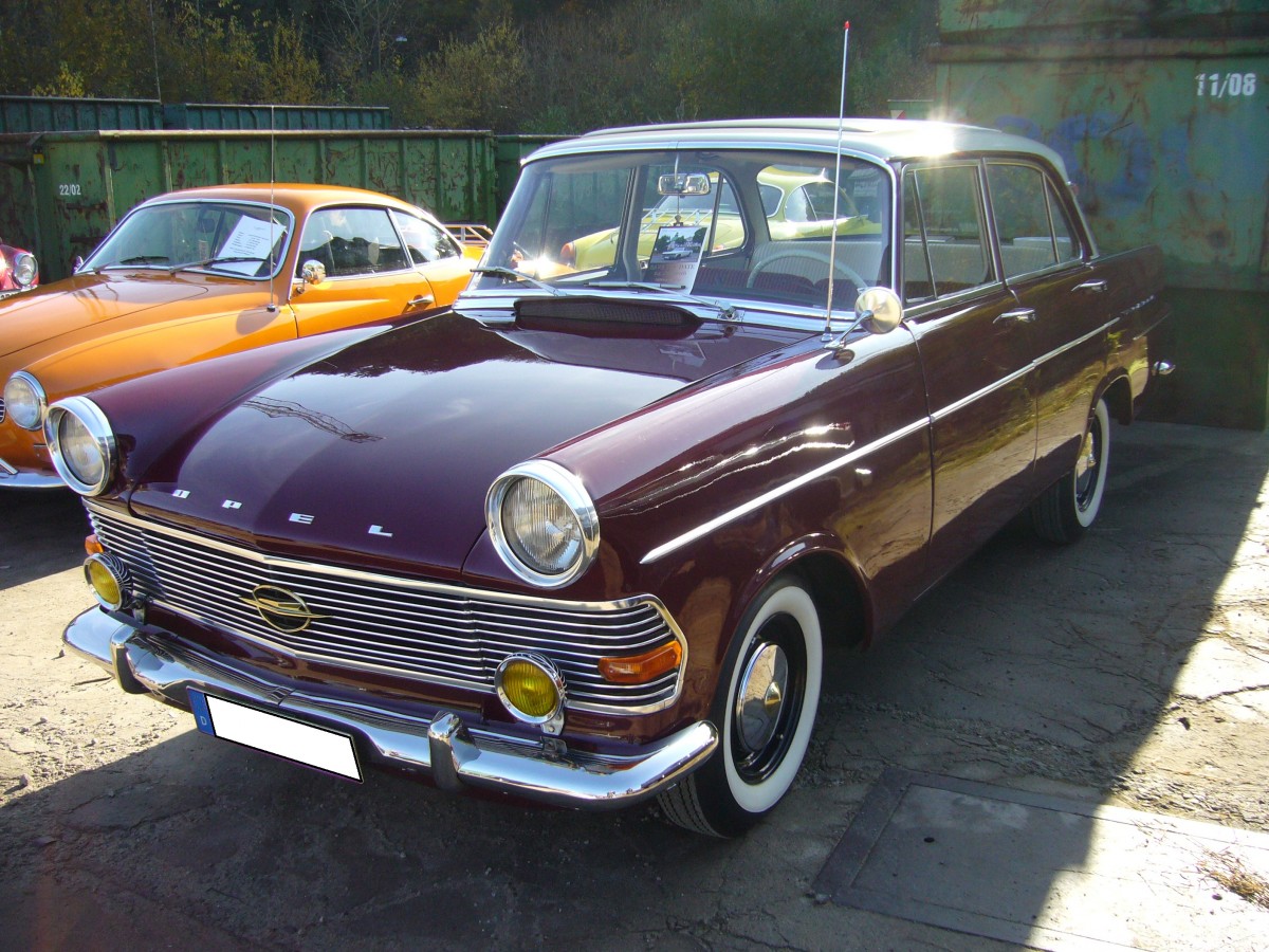 Opel Rekord P2. 1960 - 1963. Hie wurde eine viertürige P2 Limousine in der Farbkombination malagarot/alabaster abgelichtet. Eine solche Limousine, mit dem 1.7l Motor, war ab DM 7110,00 zu haben. Oldtimertreffen Industriemuseum Ennepetal am 01.11.2015.