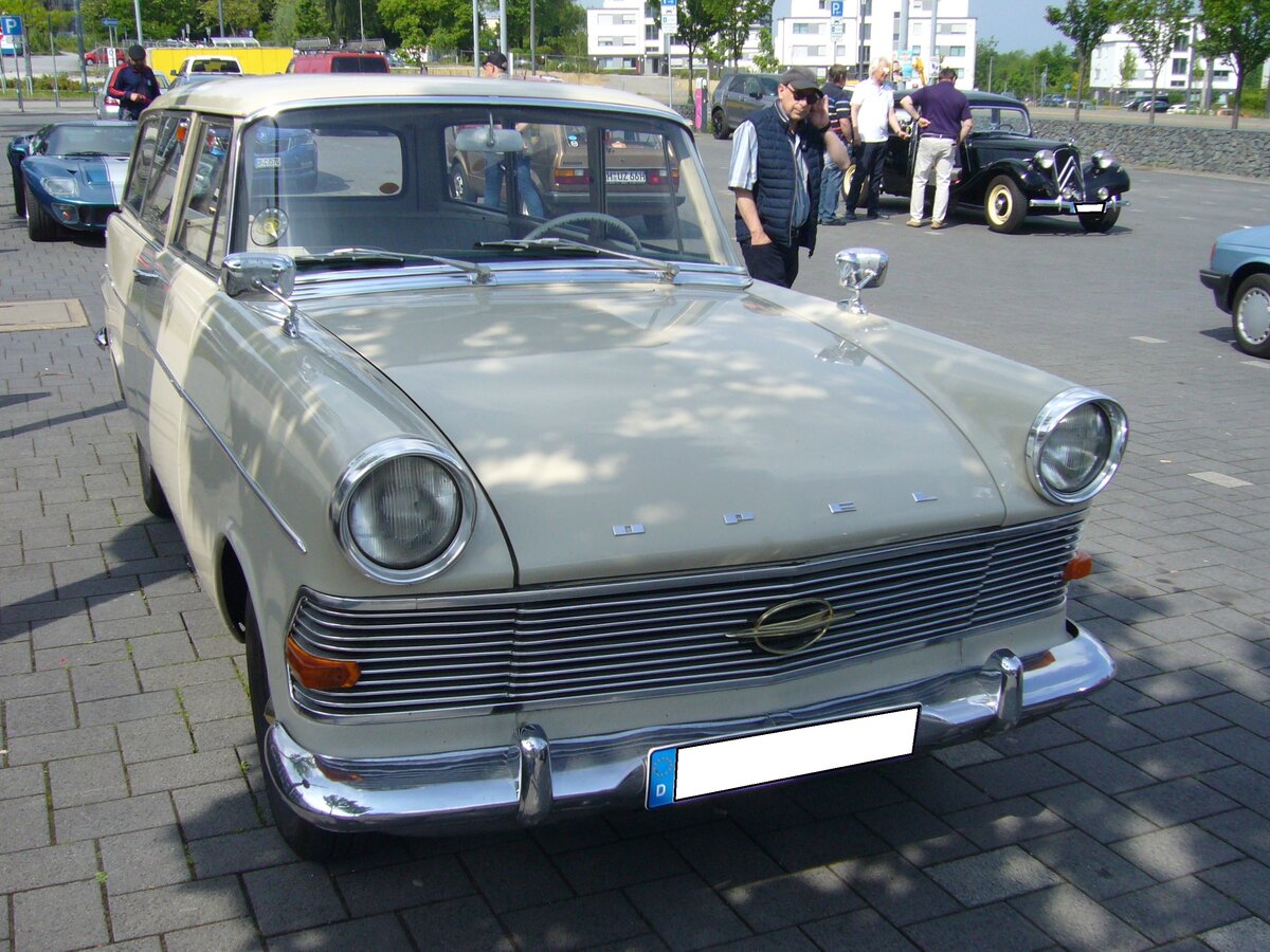 Opel Rekord P2 CarAvan 1700, gebaut von 1960 bis 1962. Vom Rekord P2 CarAvan verkaufte Opel während der dreijährigen Produktionszeit 97.128 Autos zu einem Preis ab DM 6.920,00. Dieser, im Farbton granitgrau lackierte, CarAvan hat den stärkeren Vierzylinderreihenmotor mit einem Hubraum von 1680 cm³ und leistet 55 PS. Oldtimertreffen in Heiligenhaus am 22.05.2022.