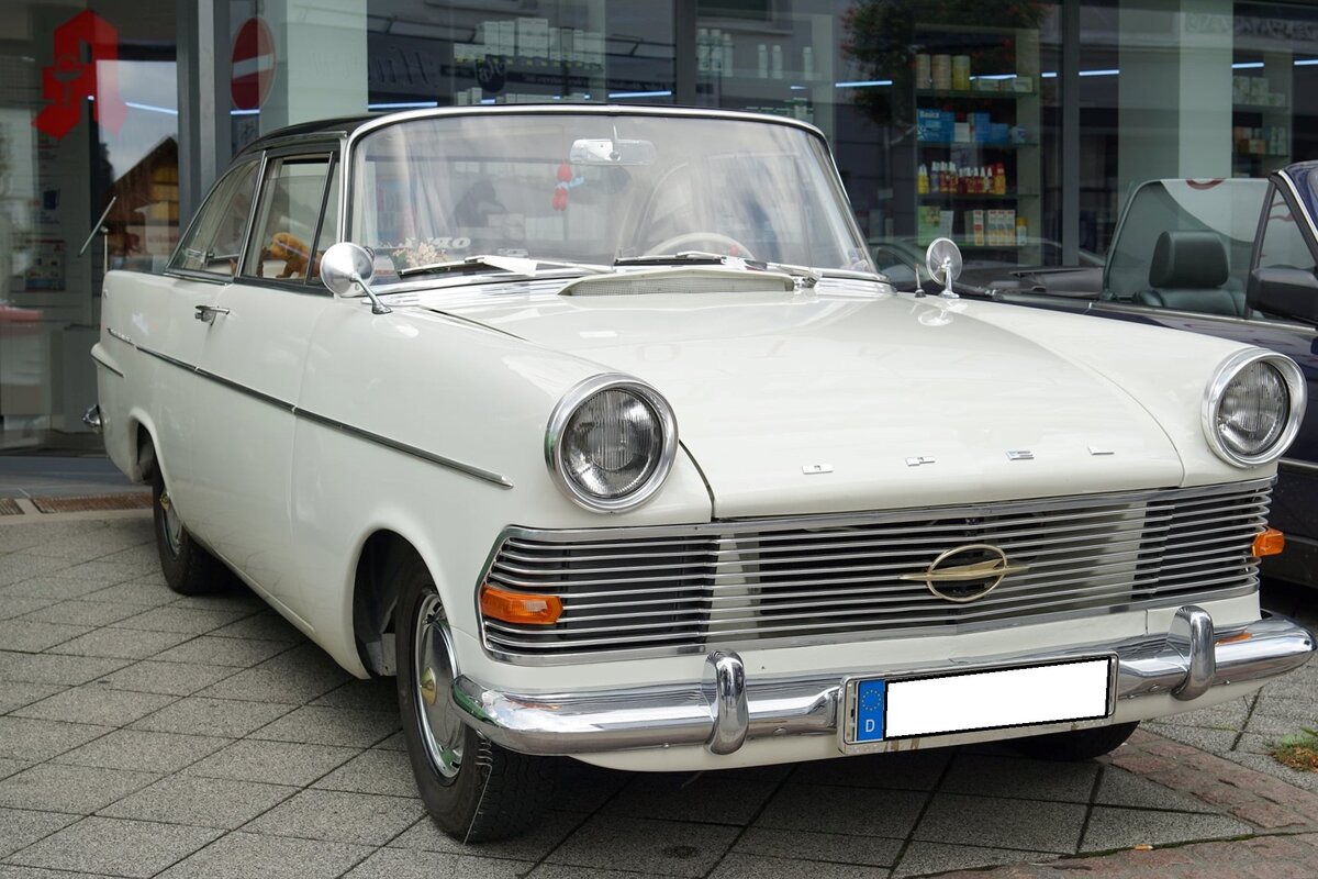 Opel Rekord P2 Coupe, produziert von 1961 bis 1963. Während die P2 Limousine bereits im August 1960 vorgestellt wurde, folgte das Coupe genau ein Jahr später. Das Coupe war grundsätzlich mit dem stärksten Motor ausgestattet. Dieser Vierzylinderreihenmotor leistet 60 PS aus einem Hubraum von 1680 cm³. Ein solches Coupe schlug mit einem Kaufpreis von DM 7675,00 zu Buche. Oldtimertreffen in Heiligenhaus am 12.09.2021.