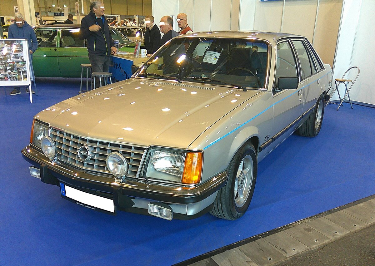 Opel Senator A1 3.0 E in der luxuriösen CD-Ausstattung. Der Senator löste die so genannte KAD-Baureihe (K apitän A dmiral D iplomat) ab und wurde auf der IAA des Jahres 1977 vorgestellt. Anders als die KAD-Baureihe war der Senator keine eigenständige Konstruktion, sondern war eine Ableitung des Rekord E. Der abgelichtete Senator im Farbton astrosilber, ist mit dem stärksten, damals lieferbaren Motor dieser Baureihe ausgerüstet. Der Sechszylinderreihenmotor hat einen Hubraum von 2968 cm³ und leistet 180 PS. Die Höchstgeschwindigkeit betrug laut Opel 215 km/h. Ein solcher Senator mit dem 3.0E Motor war bei seinem Erscheinen (incl. Automaticgetriebe) ab DM 37.250,00 zu haben. Retro Classics in Essen am 09.04.2026.