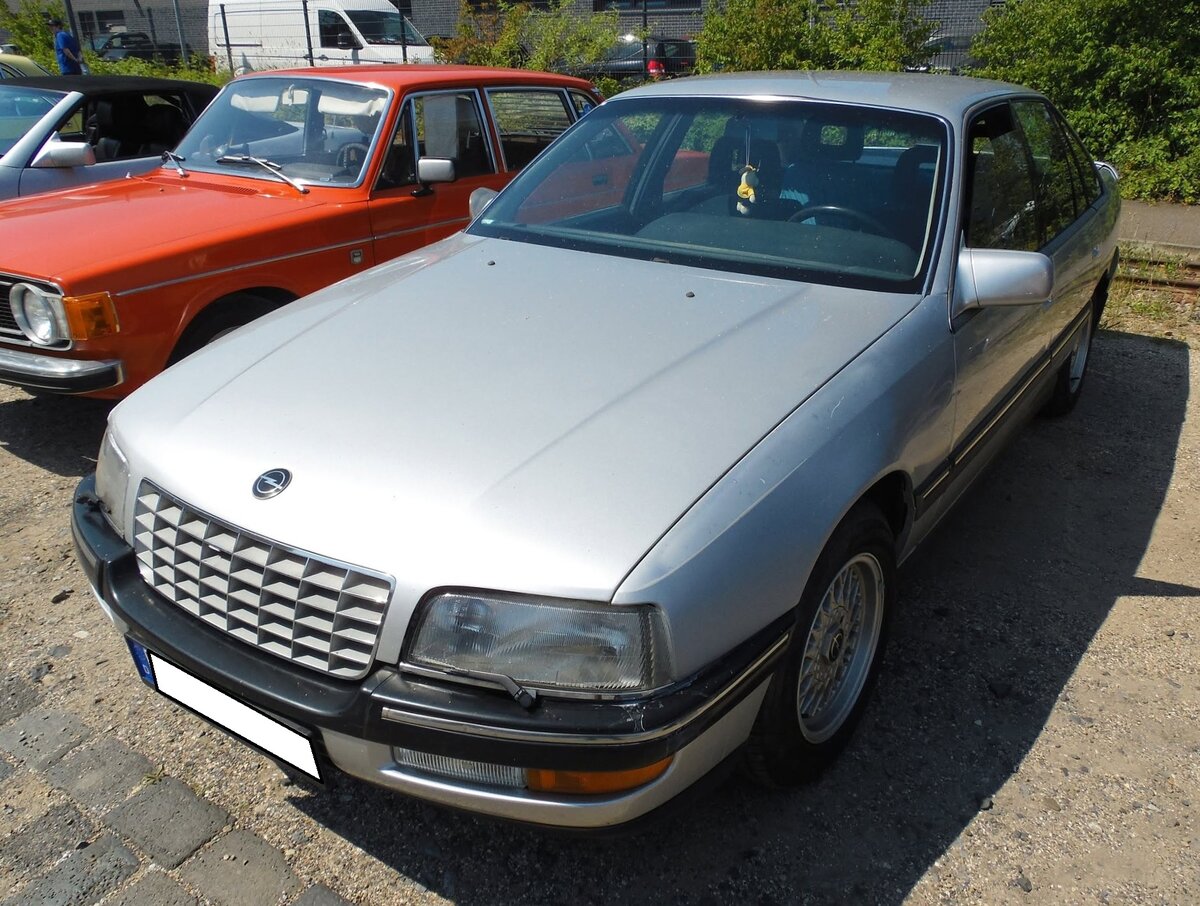Opel Senator B im Farbton astrosilber, wie er von 1987 bis 1993 gebaut wurde. Der Senator B war im Grunde der letzte gro�e Opel mit einem Sechszylinderreihenmotor. 18. Oldtimerfestival an der  Alten Dreherei  in M�lheim an der Ruhr am 20.06.2026.