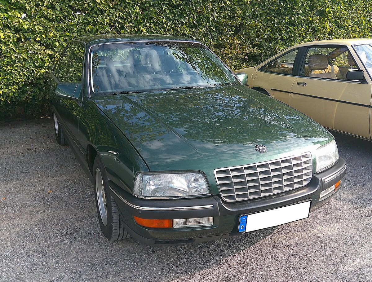 Opel Senator B im Farbton emeraldgr�n, wie er von 1987 bis 1993 gebaut wurde. Der Senator B war im Grunde der letzte gro�e Opel mit einem Sechszylinderreihenmotor. Der gezeigte Senator stammt aus dem letzten Modelljahr 1993. Bei der Motorisierung standen drei Sechszylinderreihenmotoren zur Auswahl: 2594 cm� mit 150 PS, 2969 cm� mit 177 PS und 2969 cm� mit 24 Ventiltechnik mit 204 PS. Oldtimertreffen Nordstern Klassik in Gelsenkirchen am 16.08.2026.