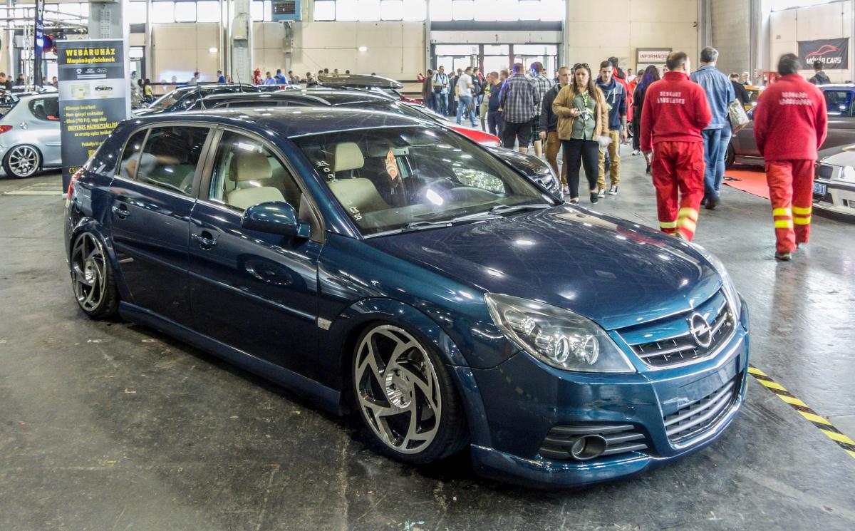 Opel Signum Tuning. Aufnahme: Automobil und Tuning Show, März 2017.