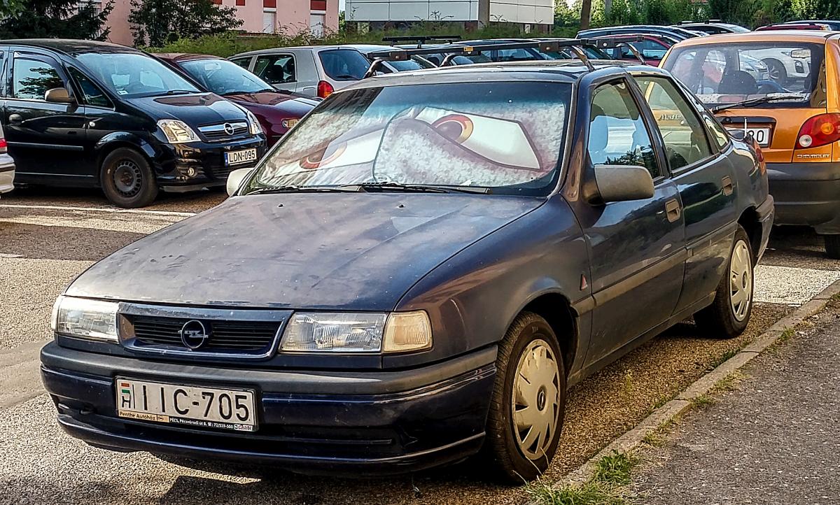 Opel Vectra A, fotografiert in Pécs (Ungarn) in August 2019.