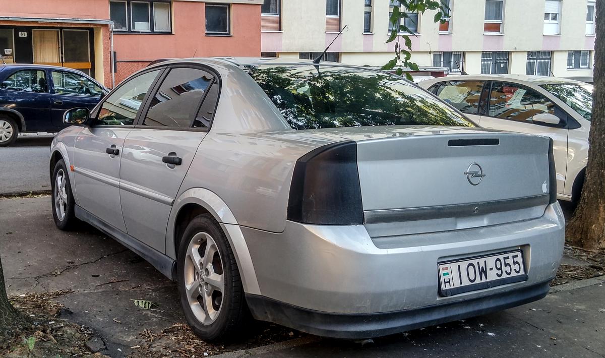 Opel Vectra mit  Tuning Rückleuchten , fotografiert in August 2019 (Pécs, Ungarn).