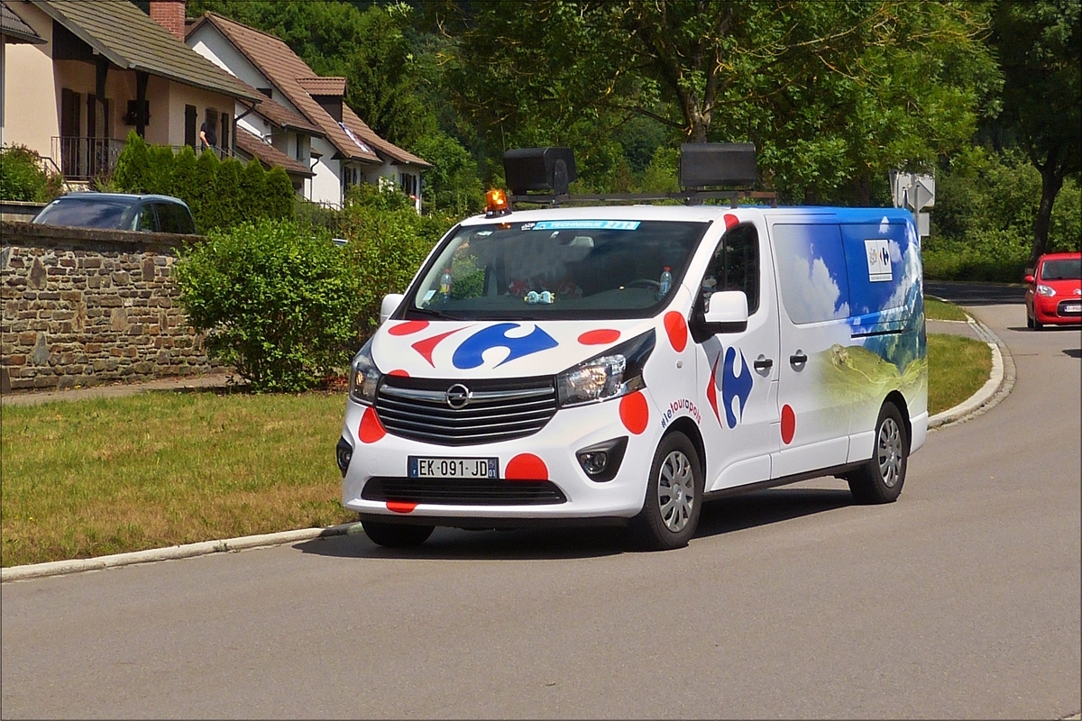 Opel Vivaro, als Werbefahrzeug in der Caravane du Tour auf den Straßen durch Luxemburg unterwegs.  03.07.2017