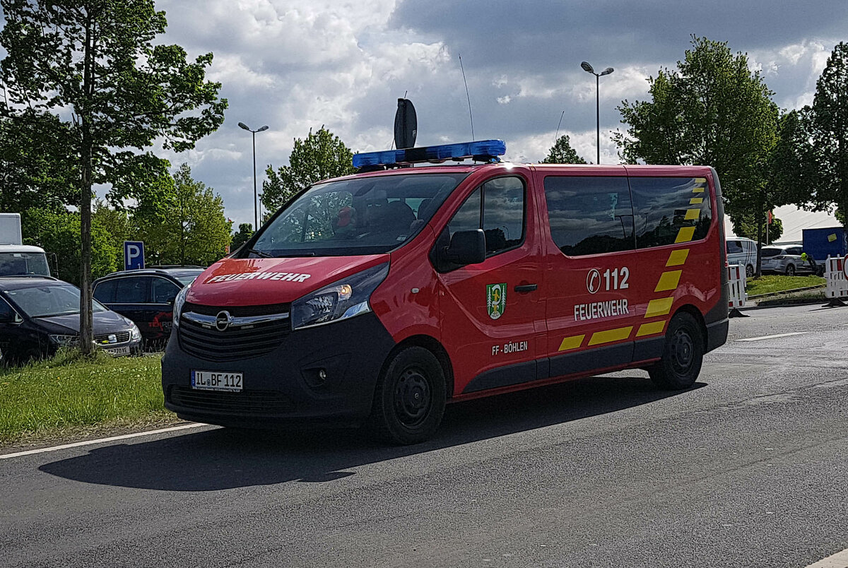 =Opel Vivaro der Feuerwehr BÖHLEN auf Parkplatzsuche bei der RettMobil, 05-2022