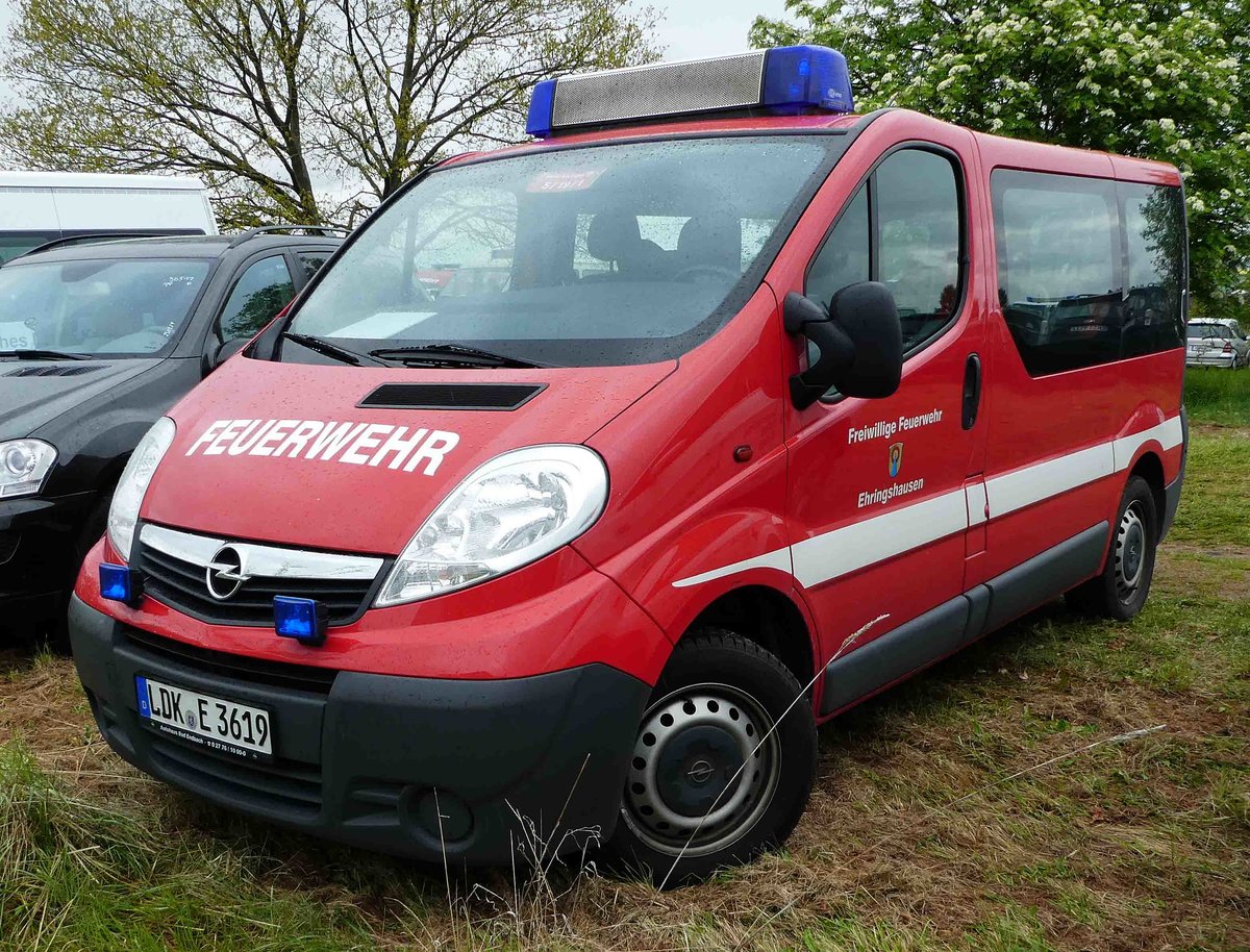 =Opel Vivaro der Feuerwehr EHRINGSHAUSEN, gesehen auf dem Parkplatz bei der RettMobil 2017 in Fulda - Mai 2017