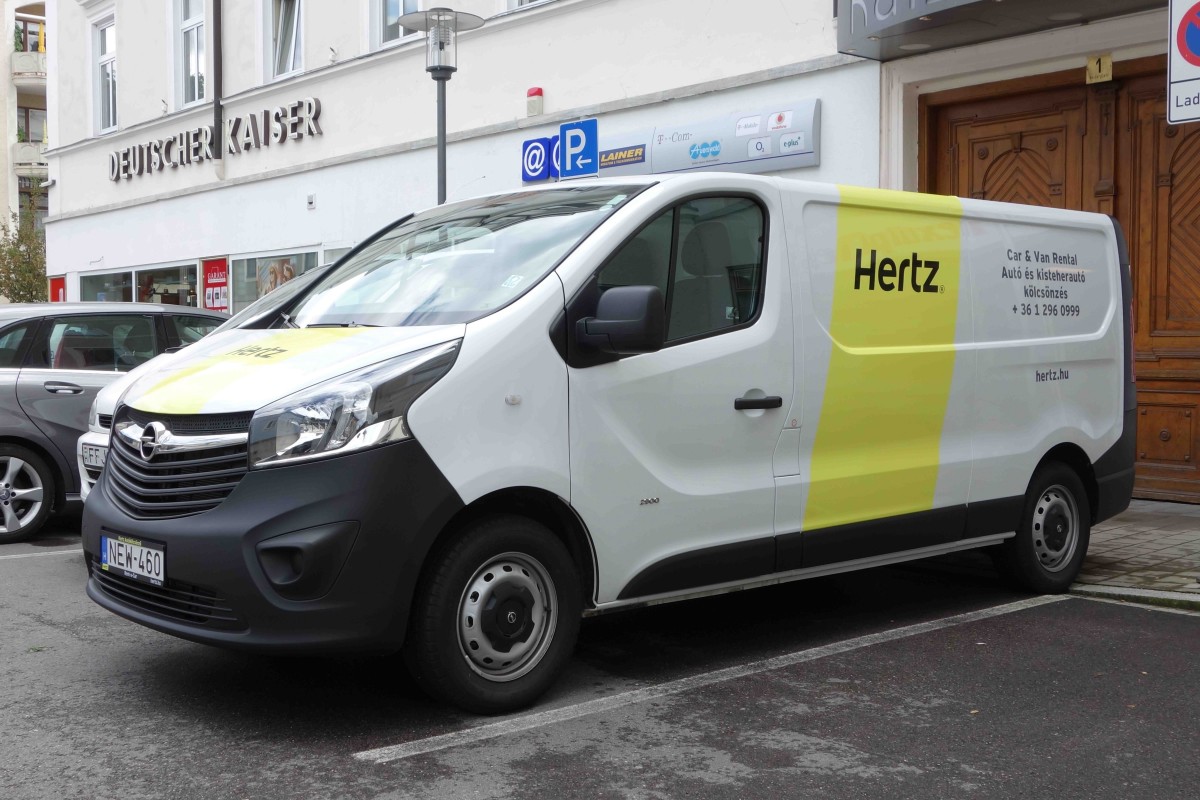 Opel Vivaro von Hertz Ungarn, gesehen in Bad Reichenhall im Juli 2015