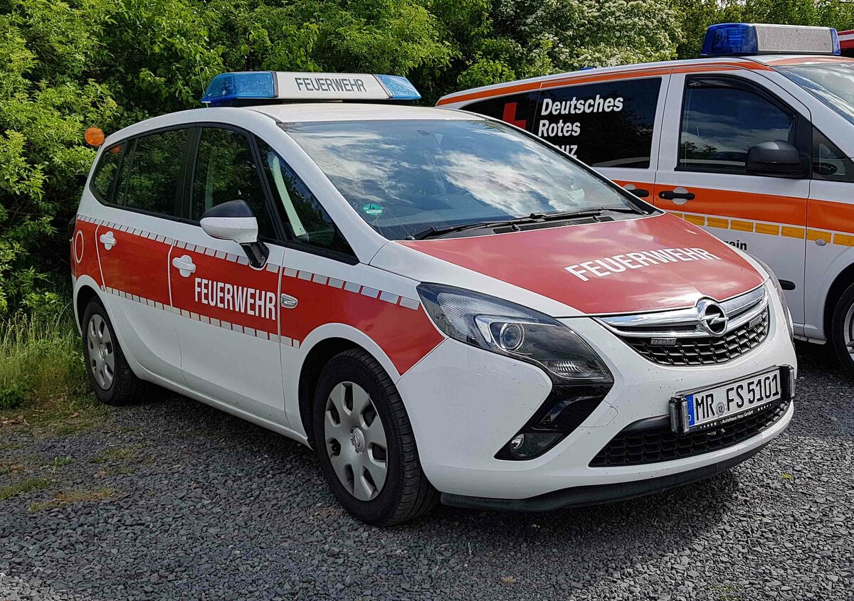 =Opel Zafira einer Feuerwehr aus dem Marburger Land gesehen auf dem Parkplatzgelände der RettMobil 2022 in Fulda, 05-2022