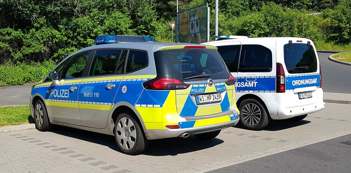 =Opel Zafira der LaPo Hessen und Peugeot Partner des Ordnungsamtes der Gemeinde Petersberg stehen auf einem Parkplatz in Petersberg im Juni 2021