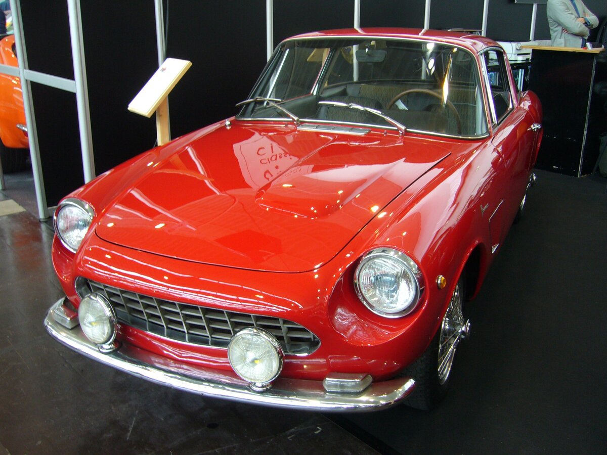 O.S.C.A. 1600S Split Window Coupe aus dem Jahr 1962. Auf der Basis des Fiat 1500/1600 stellte die Officine Specializzata Costruzioni Automobili, kurz O.S.C.A., auf der Turiner Autoshow dieses von Fissore gezeichnete Coupe vor. Ein formschönes Coupé mit typisch italienischen Linien. Das Auto war allerdings in der Produktion teurer, so das nur 25 Fahrzeuge in den Jahren 1962 und 1963 gebaut wurden. An der Konstruktion des Vierzylinderreihenmotors haben die Brüder Maserati mit gewirkt. Der Motor hat einen Hubraum von 1568 cm³ und leistet 100 PS. Techno Classica Essen am 13.04.2023.