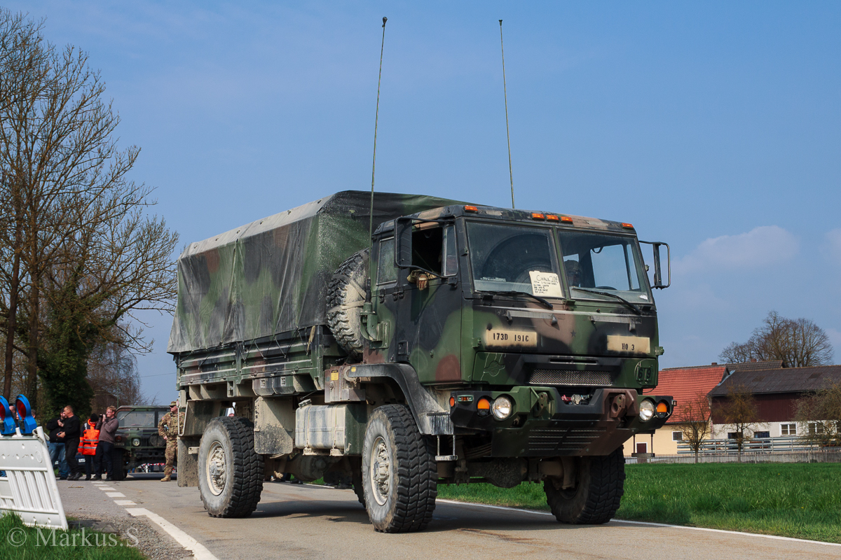 Oshkosh LMTV M1078A1 Cargo Truck LMTV (Light Medium Tactical Vehicle)der 173rd (173rd Airborne Brigade)der US-Armee.Aufgenommen bei der Luftlandeübung Saber Junction 16 bei Egelsee am 12.April 2016