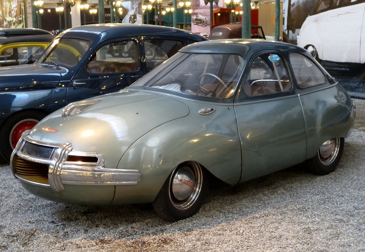 Panhard-Levassor Dynavia, franzsischer Kleinwagen, Baujahr 1948, 2-Zyl.Motor mit 605ccm und 28PS, Vmax.130Km/h, Verbrauch 3,5L/100Km !, Automobilmuseum Mhlhausen, Nov.2013
